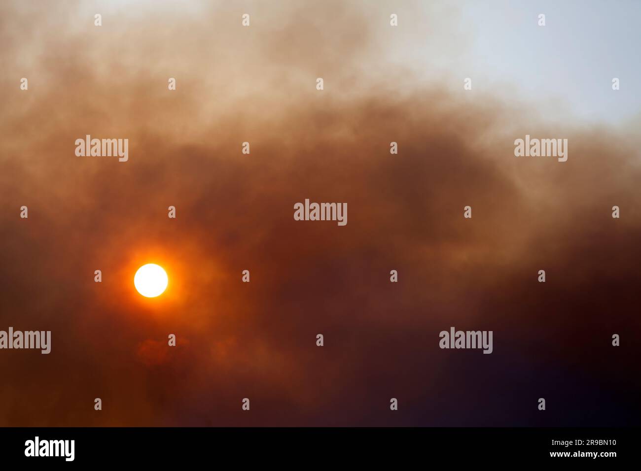 Soleil obstrué par un nuage de fumée pendant le feu qui a ravagé les Monts d'Arrée sur 18 juillet 2022. Banque D'Images