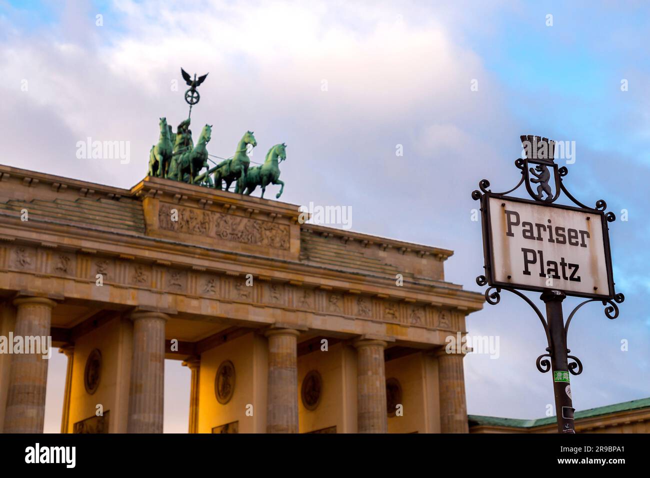 Porte De Brandebourg Pariser Platz Berlin Allemagne Berlin, Allemagne - 20 décembre 2021 : panneau Pariser Platz. Découvrez