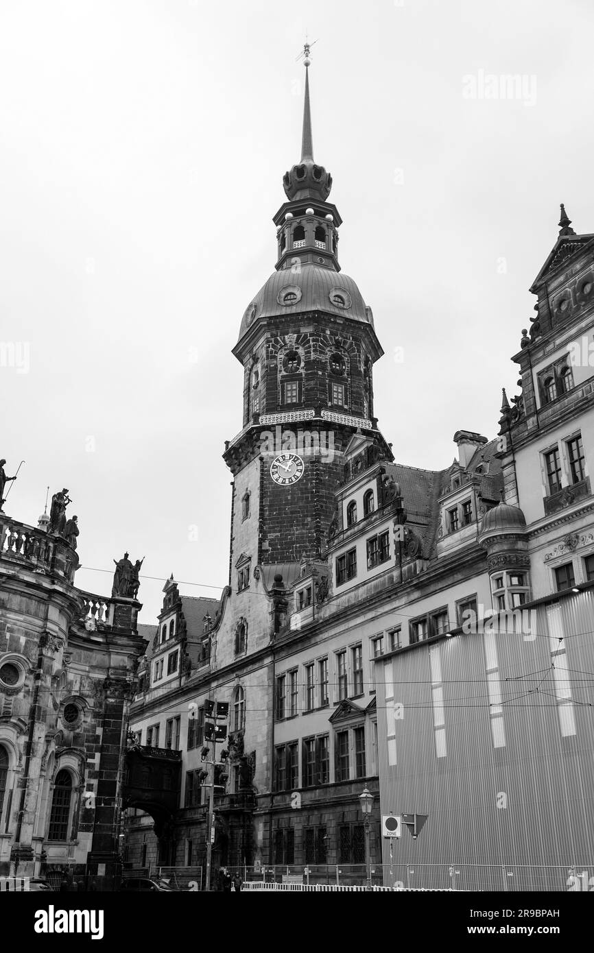 Dresde, Allemagne - 19 décembre 2021: Tour Hausmannsturm et cathédrale de Dresde Eglise de la Cour catholique dans la vieille ville ou Altstadt de Dresde, Saxe, Banque D'Images