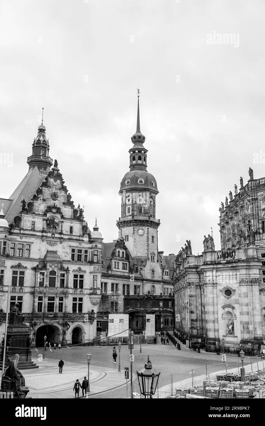 Dresde, Allemagne - 19 décembre 2021: Tour Hausmannsturm et cathédrale de Dresde Eglise de la Cour catholique dans la vieille ville ou Altstadt de Dresde, Saxe, Banque D'Images