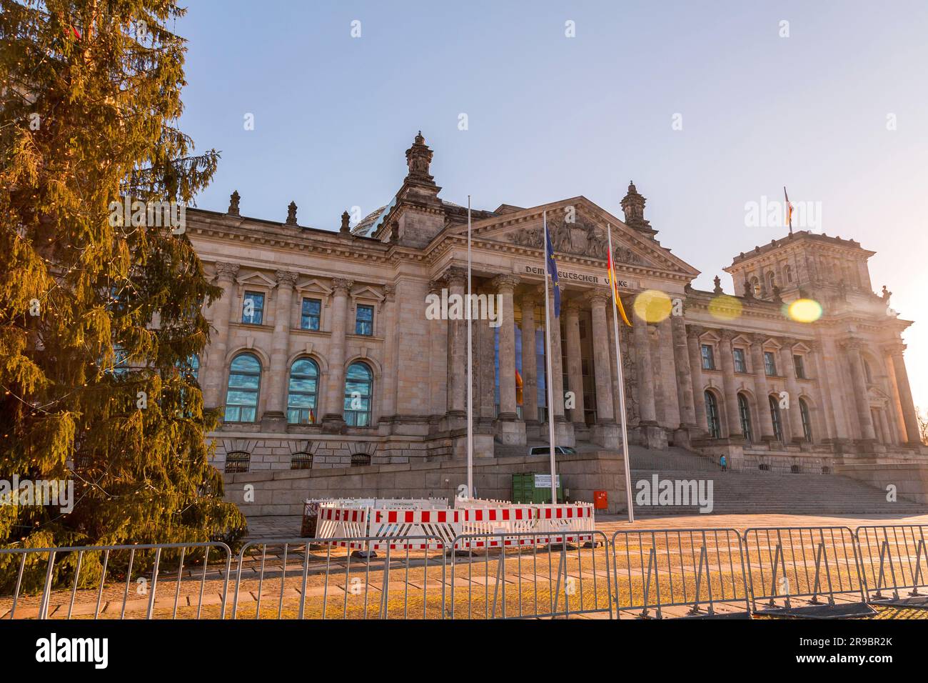 Berlin, Allemagne - DEC 20, 2021: Vue extérieure du Reichstag, un bâtiment historique de Berlin qui abrite le Bundestag, la maison basse de l'Allemagne Banque D'Images