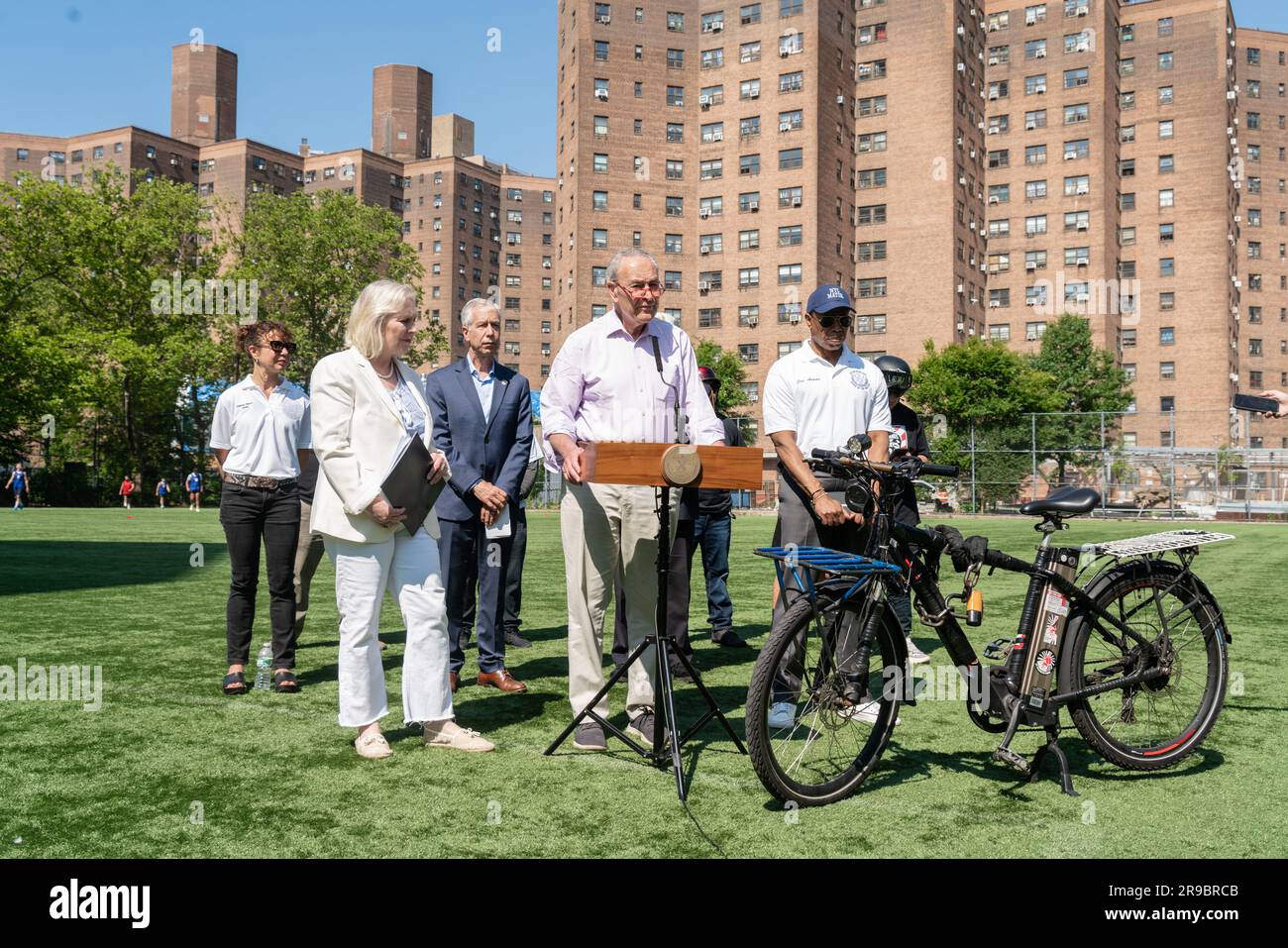 Le chef de la majorité, Chuck Schumer, le sénateur Kirsten Gilliband, le maire de New York, Eric Adams, le premier commissaire adjoint aux incendies, Joe Pfeiffer, et le chef de la FDNY, Joseph Ferrante, ont tenu une conférence de presse au 128 Baruch place, dans le bas de Manhattan, à New York, NY où le sénateur Schumer a annoncé une pression pour l'adoption d'un projet de loi bipartisan appelé fixer des normes de consommation pour les batteries lithium-ion. NYCHA recevra $25 millions d'argent d'urgence du ministère des Transports (DOT) pour installer 173 stations de charge de mobilité électrique dans 53 logements de la ville de New York à travers les cinq arrondissements de 25 juin 2023. ( Banque D'Images