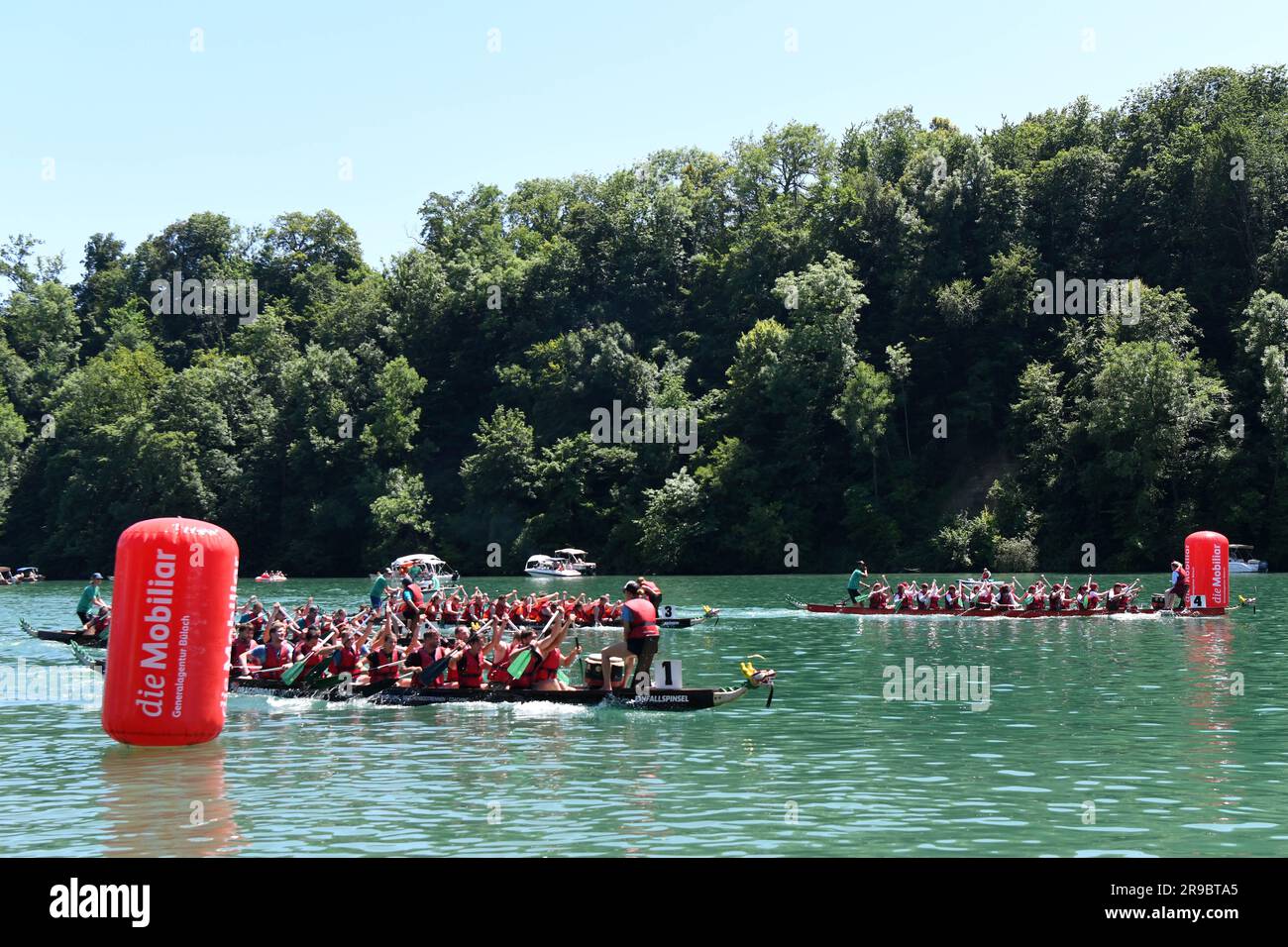 Eglisau, Suisse. 25th juin 2023. Les participants franchissent la ligne d'arrivée lors de la course de bateaux-dragons d'Eglisau en 31st à Eglisau, en Suisse, au 25 juin 2023. La course de bateaux-dragons d'Eglisau 31st s'est déroulée sur le Rhin dans la ville suisse d'Eglisau pendant le week-end de 24-25 juin. Au total, 80 équipes, avec plus de 1 680 personnes, ont participé à la course. L'événement de deux jours a également vu 3 000 autres personnes encourager les participants. Credit: Lian Yi/Xinhua/Alay Live News Banque D'Images