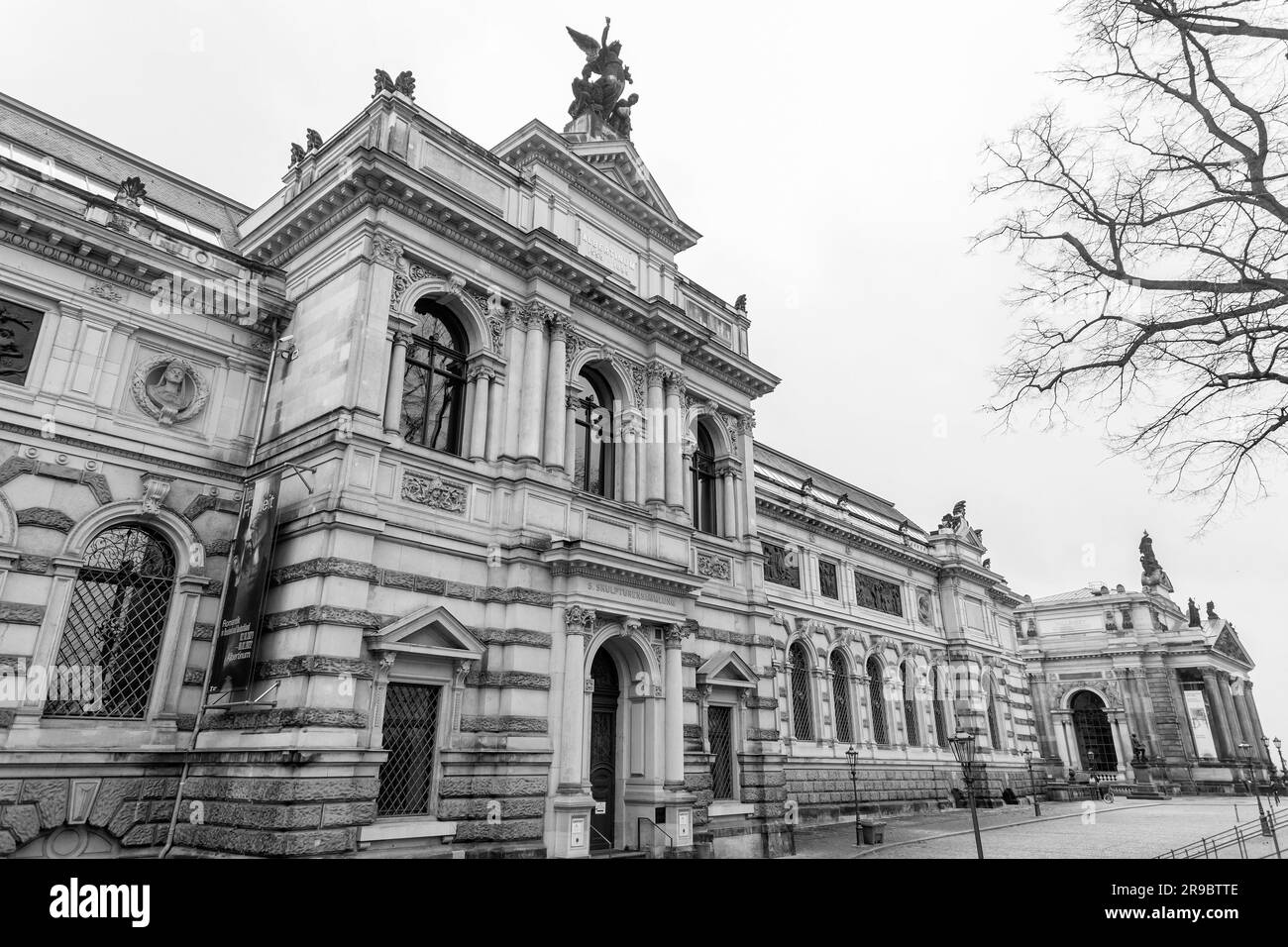 Dresde, Allemagne - DEC 19, 2021: L'Académie d'Art, Kunsthalle ou Lipsiusbau, est un bâtiment d'université et d'exposition à Dresde, siège de l'ONU Banque D'Images