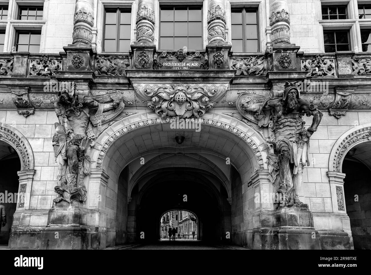Dresde, Allemagne - 19 décembre 2021: L'ancienne porte George ou Georgentor dans la vieille ville, Altstadt de Dresde, la capitale de la Saxe, Allemagne. Banque D'Images