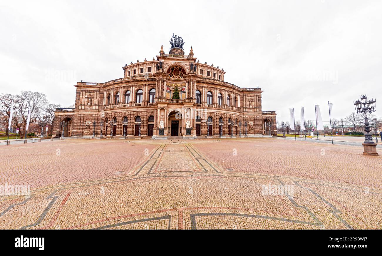 Dresde, Allemagne - 19 décembre 2021: Bâtiment historique de Semperoper, l'opéra d'état dans la vieille ville de Dresde, Saxe, Allemagne. Banque D'Images