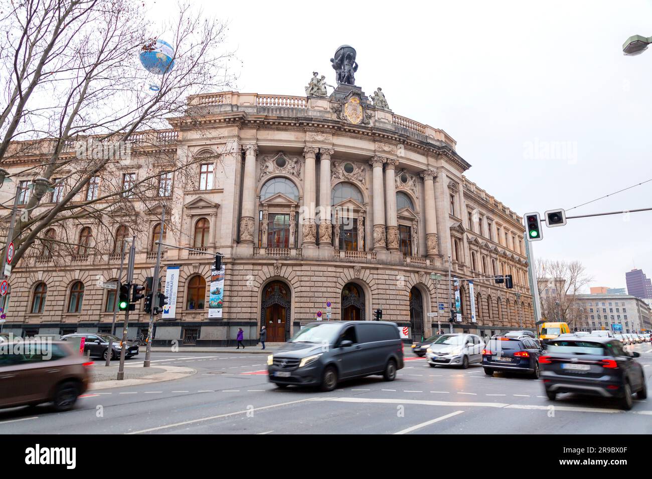 Berlin, Allemagne - DEC 21, 2021: Vue extérieure du Musée des communications situé sur la rue Leipziger à Mitte, Berlin, Allemagne. Banque D'Images