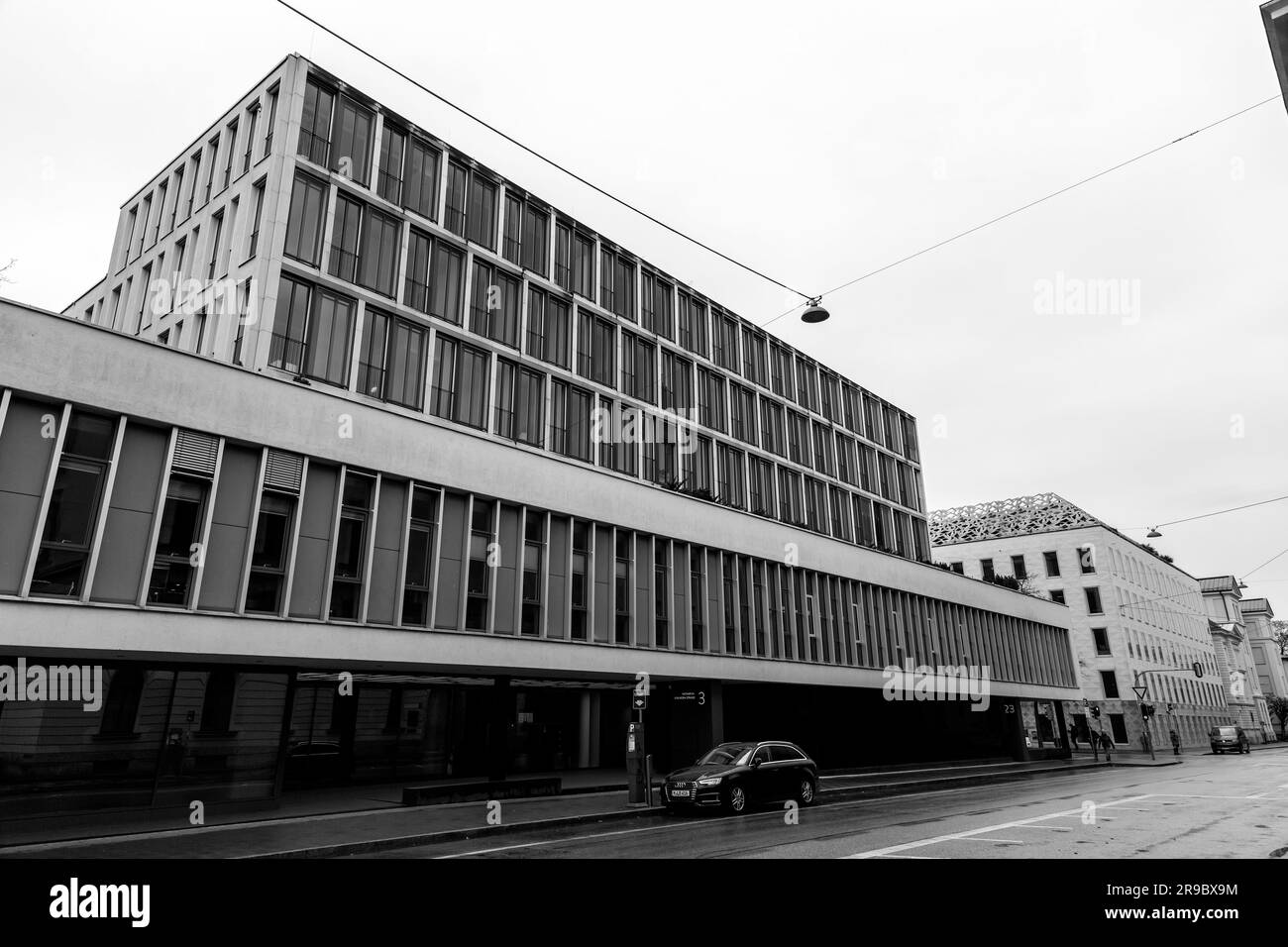 Munich, Allemagne - DEC 24, 2021: Vue sur la rue d'un quartier résidentiel de Munich, paysage urbain de la capitale de la Bavière, Allemagne. Banque D'Images