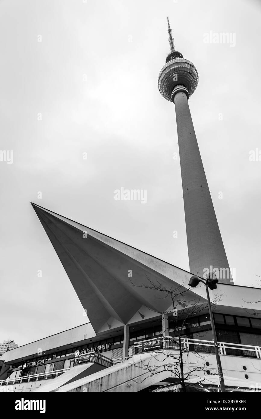 Berlin, Allemagne - 21 décembre 2021: Tour de télévision de Berlin ou Berliner Fernsehturm la nuit. La structure emblématique de 368 mètres de haut a été ouverte en 1969 Banque D'Images