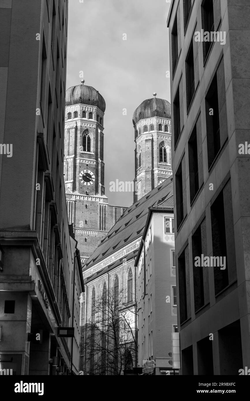 Vue extérieure de Frauenkirche, la cathédrale notre-Dame de Munich, Bavière, Allemagne. La structure est le bâtiment le plus emblématique de Munich. Banque D'Images
