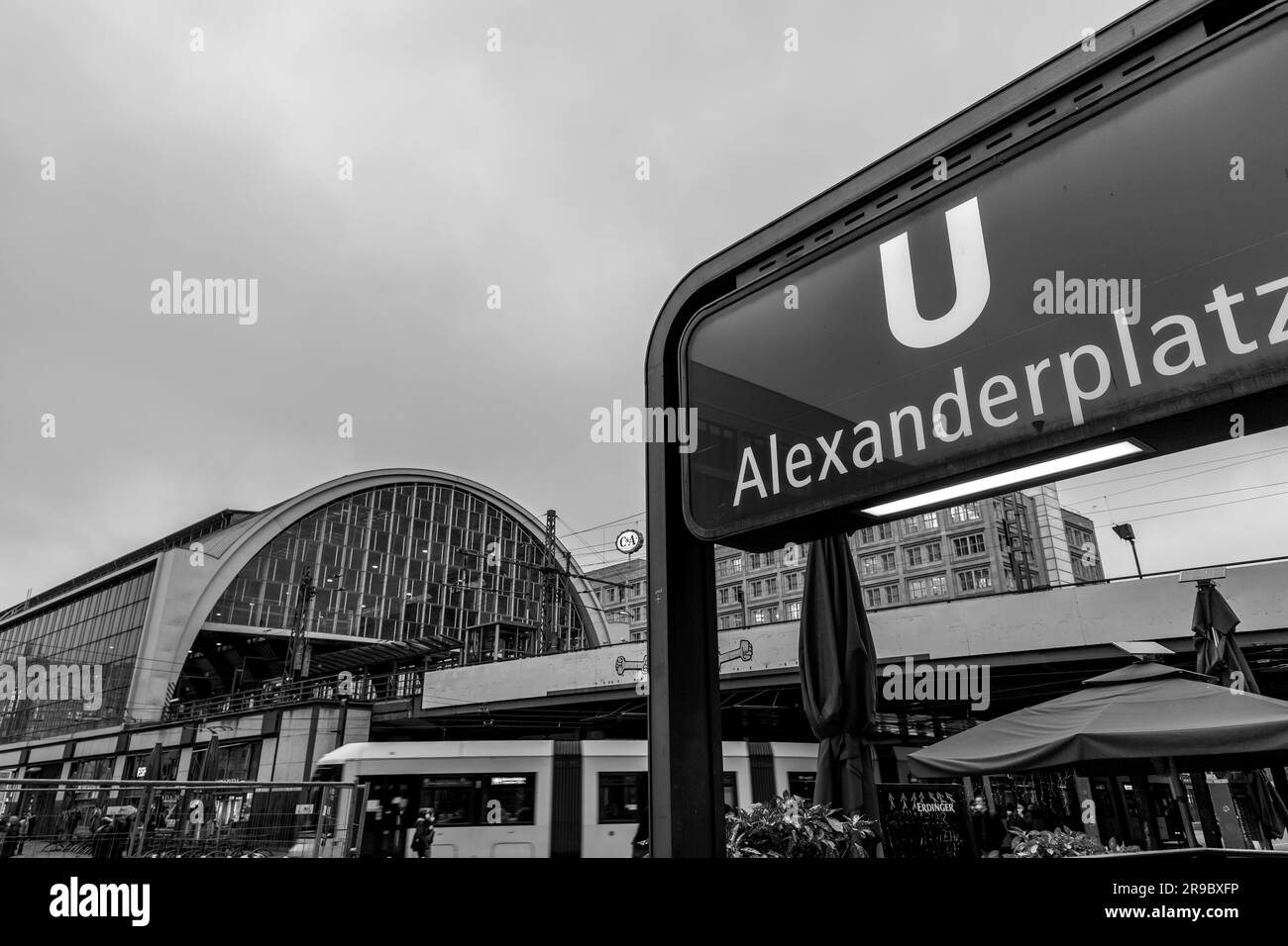 Berlin, Allemagne - DEC 21, 2021: Alexanderplatz est une grande place publique et un centre de transport dans le quartier central de Mitte à Berlin. Nommé d'après le Rus Banque D'Images