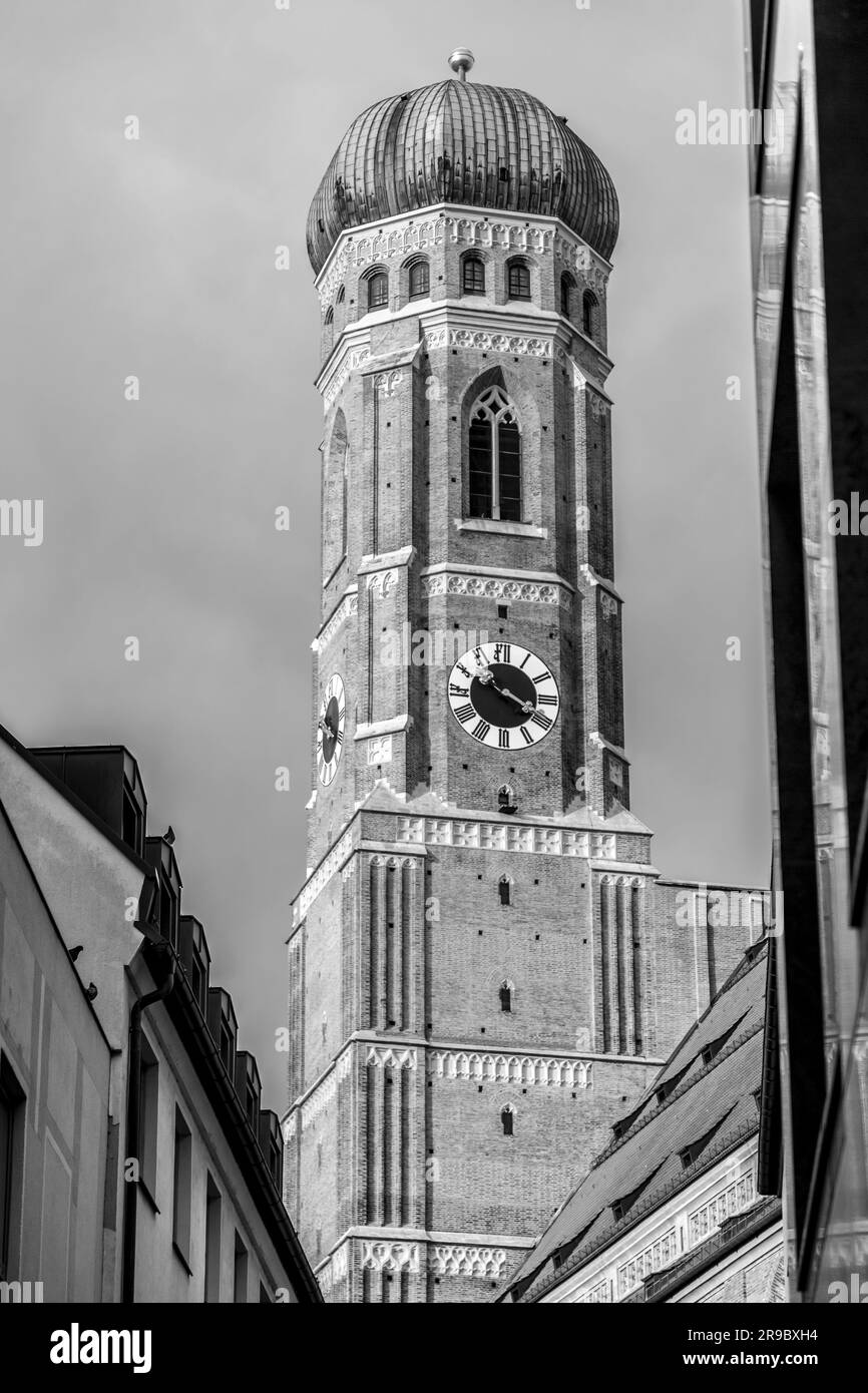 Vue extérieure de Frauenkirche, la cathédrale notre-Dame de Munich, Bavière, Allemagne. La structure est le bâtiment le plus emblématique de Munich. Banque D'Images