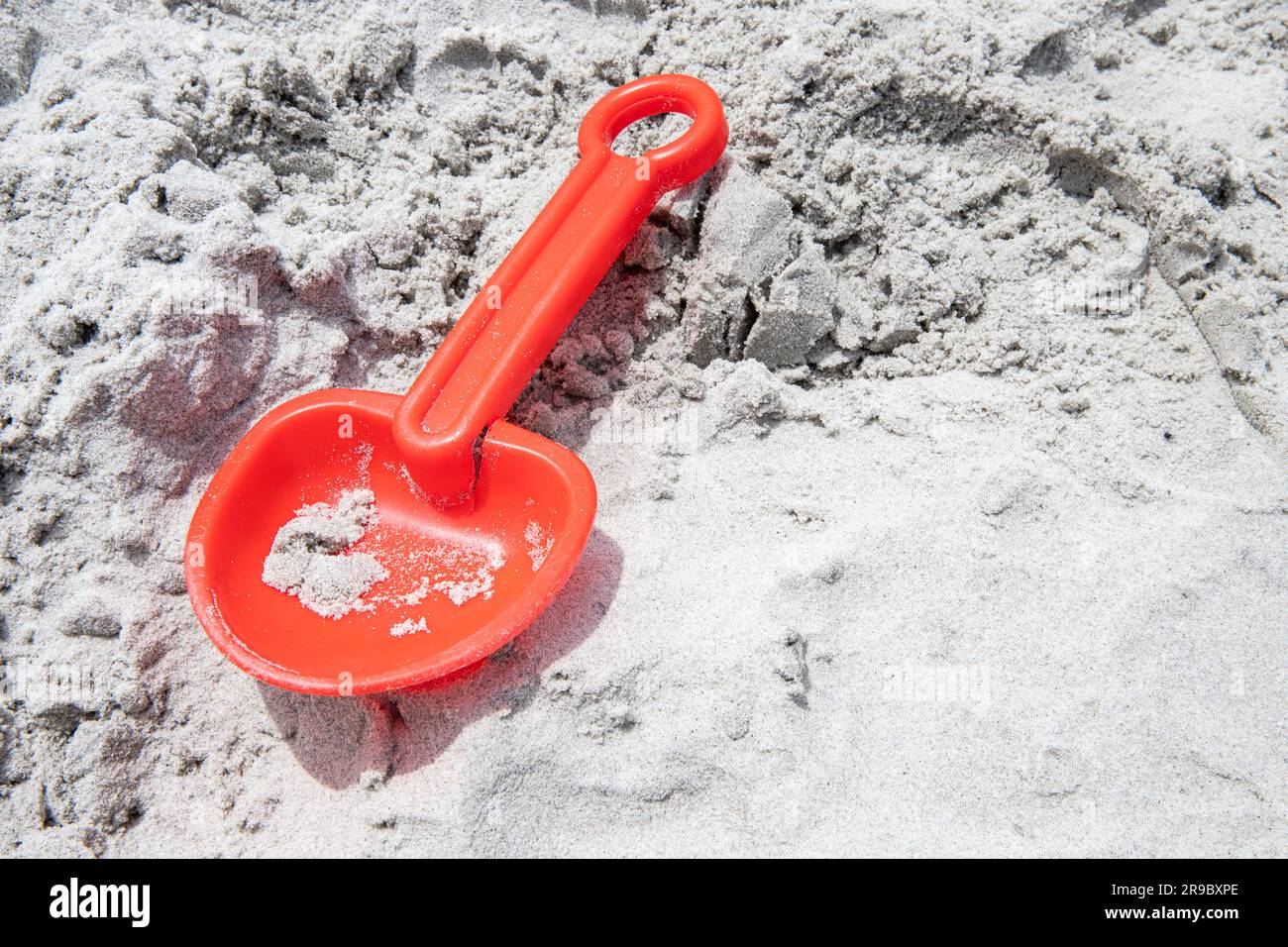 pelle orange cassée sur le sable à la plage, pas joué avec, copier l'espace Banque D'Images