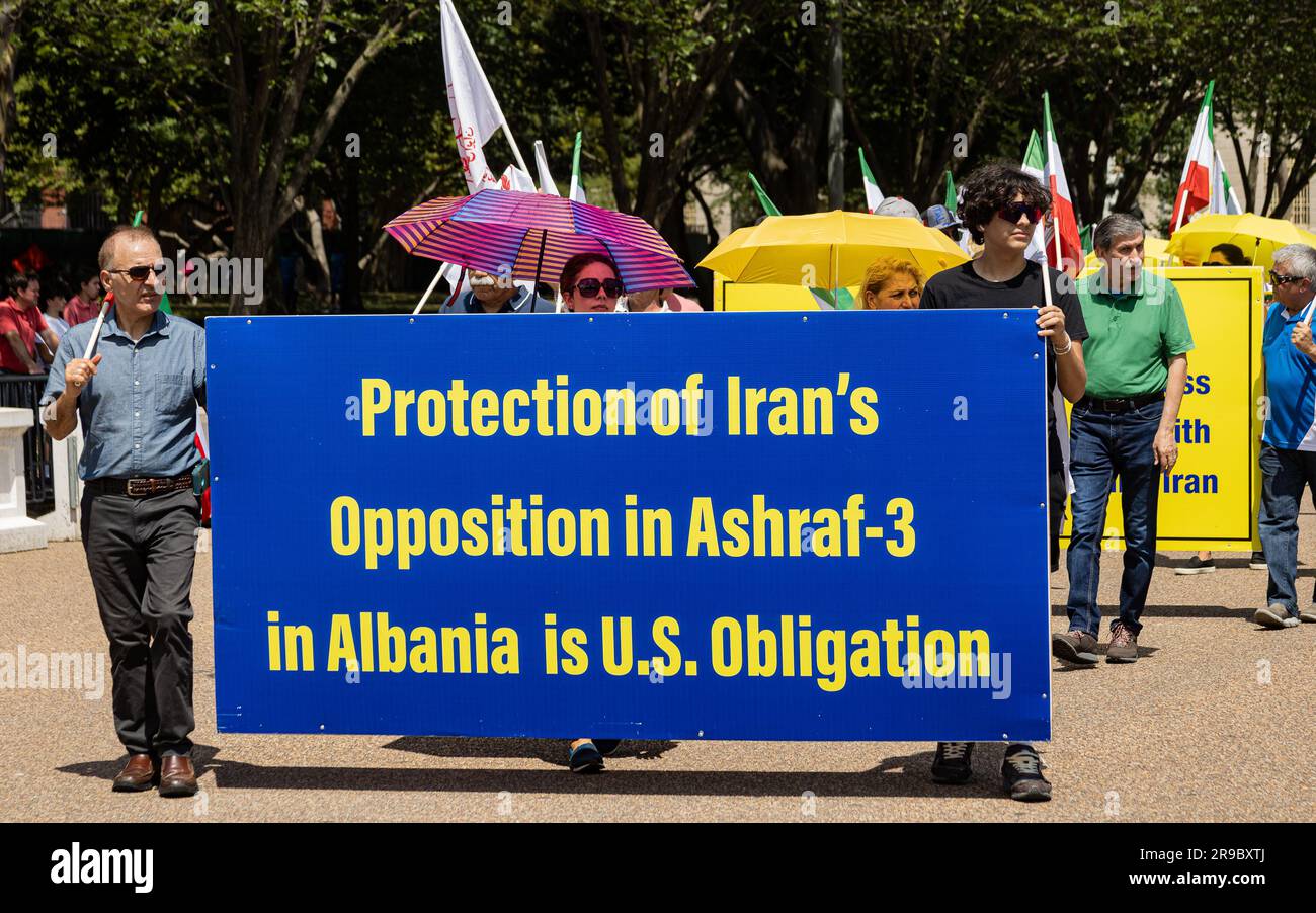 Les partisans de l'opposition iranienne appellent les États-Unis à soutenir l'extérieur de la Maison Blanche à Washington DC le 24 juin 2023. L'Organisation populaire des Mojahedin d'Iran (PMOI), exilée au Camp Ashraf 3, en Albanie, a été raillée par la police albanaise le 20 juin 2023 à la suite d'allégations selon lesquelles le groupe d'opposition aurait lancé des cyber-attaques contre des puissances étrangères et violé les conditions de son asile. Ali Mostashari, membre du parti, honoré lors de la manifestation, a été tué lors du raid. (Photo de Collin Mayfield/Sipa USA) crédit: SIPA USA/Alay Live News Banque D'Images