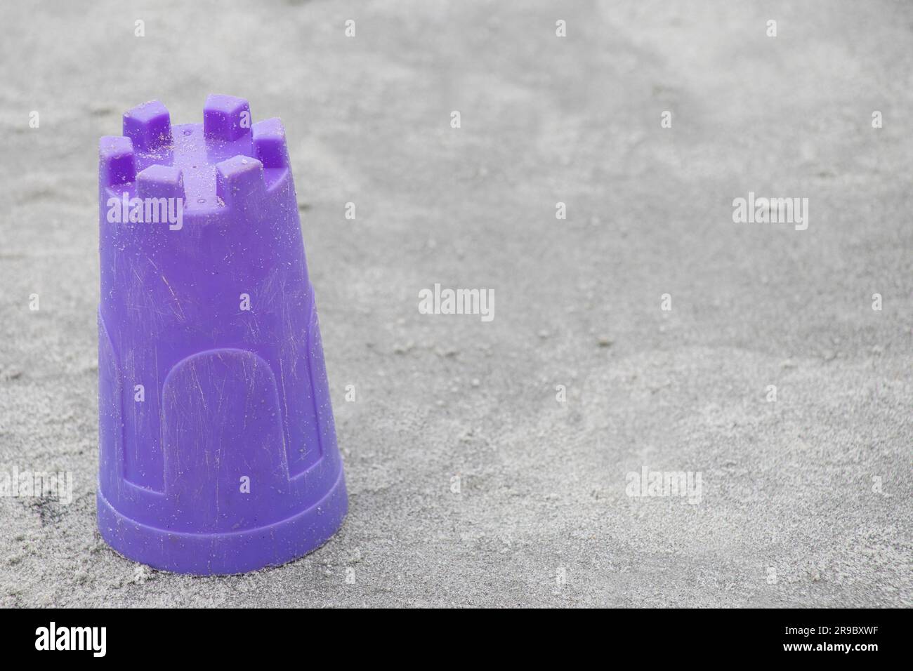 seau pourpre abandonné sur le sable à la plage, ne pas être joué avec, espace de copie Banque D'Images