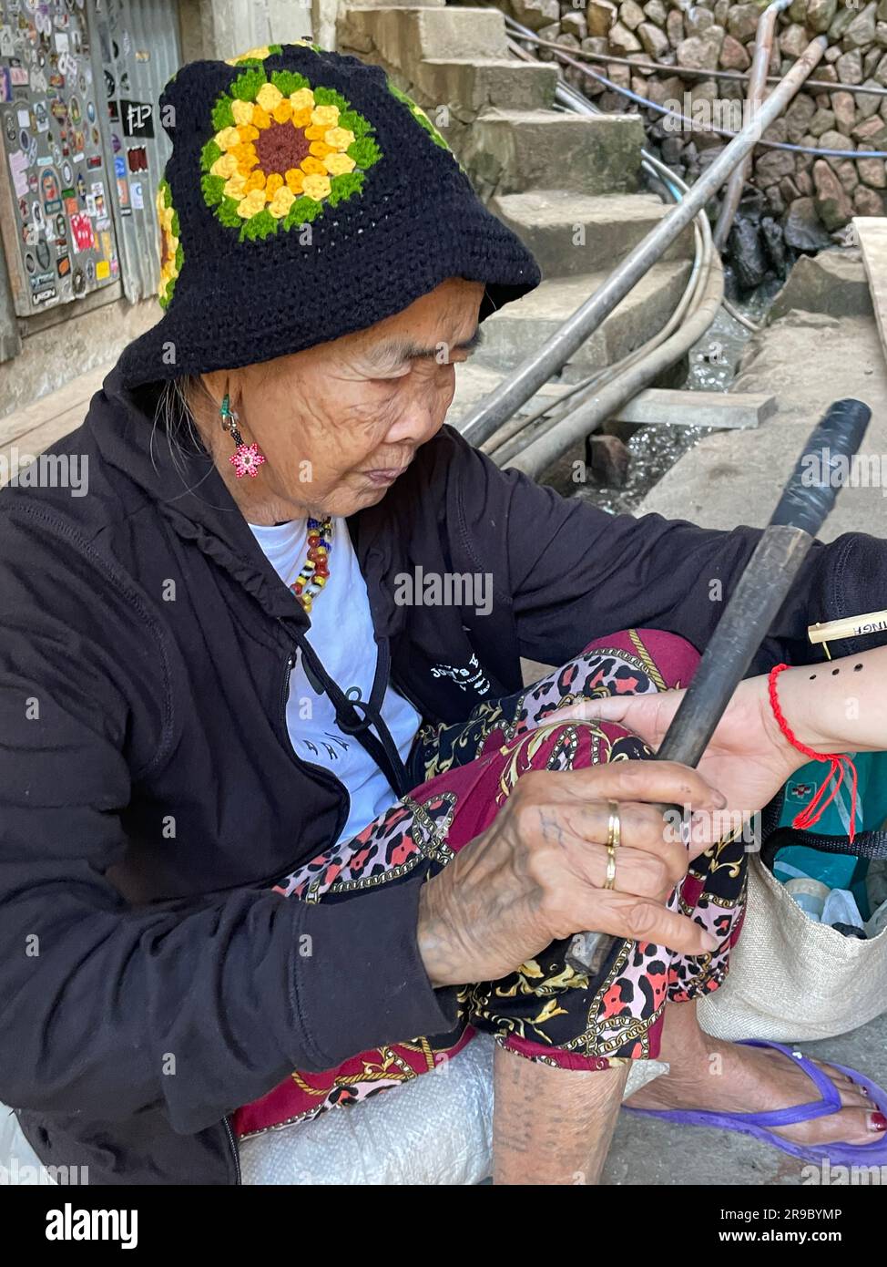Buscalan, Philippines. 24th mai 2023. Maria Oggay, connue sous le nom d'Apo Whang-OD, la plus ancienne mambabatok ou tatoueur traditionnel aux Philippines, tatouent un visiteur en utilisant la technique traditionnelle. À 106 ans, Whang-OD pratique encore l'art antique du batok - la technique de tatouage à la main en utilisant une épine de citron et de la suie de charbon qu'elle a appris comme une adolescente. (À dpa 'Tattoo art à 106 ans: Visite de Vogue Cover Girl Whang-OD') Credit: Girlie Linao/dpa/Alay Live News Banque D'Images