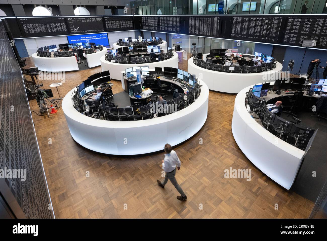 PRODUCTION - 22 juin 2023, Hesse, Francfort-sur-le-main: Les commerçants passent par la salle de négociation de Deutsche Börse. Le principal indice allemand, le DAX, existe depuis 35 ans sur 1 juillet. Photo : Boris Roessler/dpa Banque D'Images