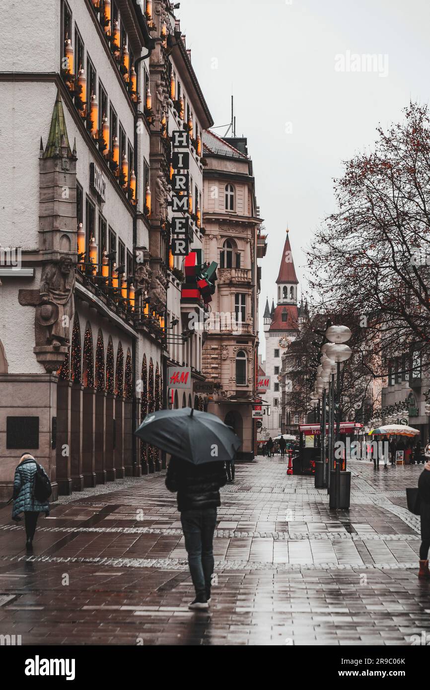Munich, Allemagne - DEC 26, 2021: Vue de Kaufinger Street ou Kaufingerstrasse, une rue piétonne commerçante qui relie Karlplatz à Marienplatz in Banque D'Images