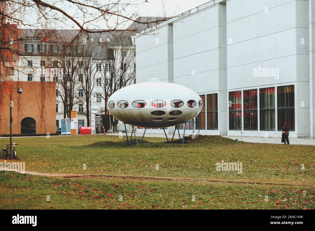 Munich, Allemagne - DEC 23, 2021: Un prototype d'une maison Futuro de 1968 peut être trouvé à Munich à côté du Pinakothek der moderne. Futuriste en forme d'OVNI Banque D'Images