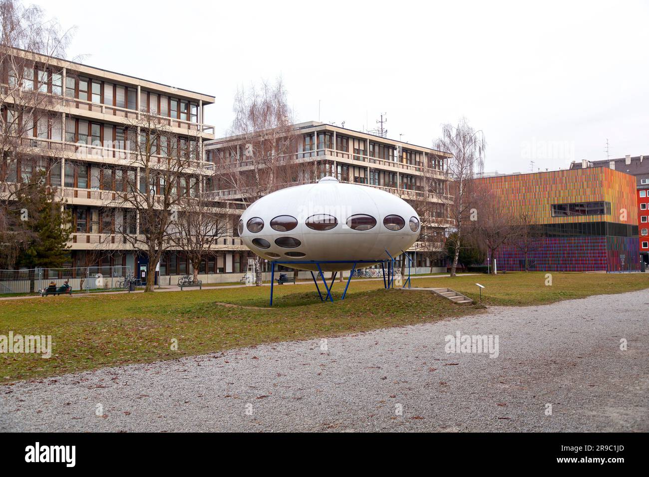 Munich, Allemagne - DEC 23, 2021: Un prototype d'une maison Futuro de 1968 peut être trouvé à Munich à côté du Pinakothek der moderne. Futuriste en forme d'OVNI Banque D'Images