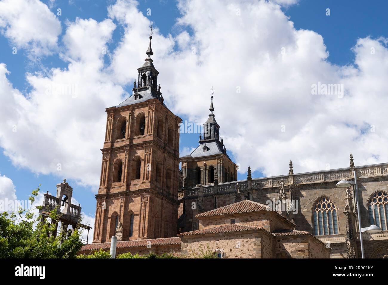 Les spectaculaires clochers de la Catedral de Santa María de Astorga guident les pèlerins le long des Camino Frances à Astorga, en Espagne. Cette ancienne route du Wa Banque D'Images