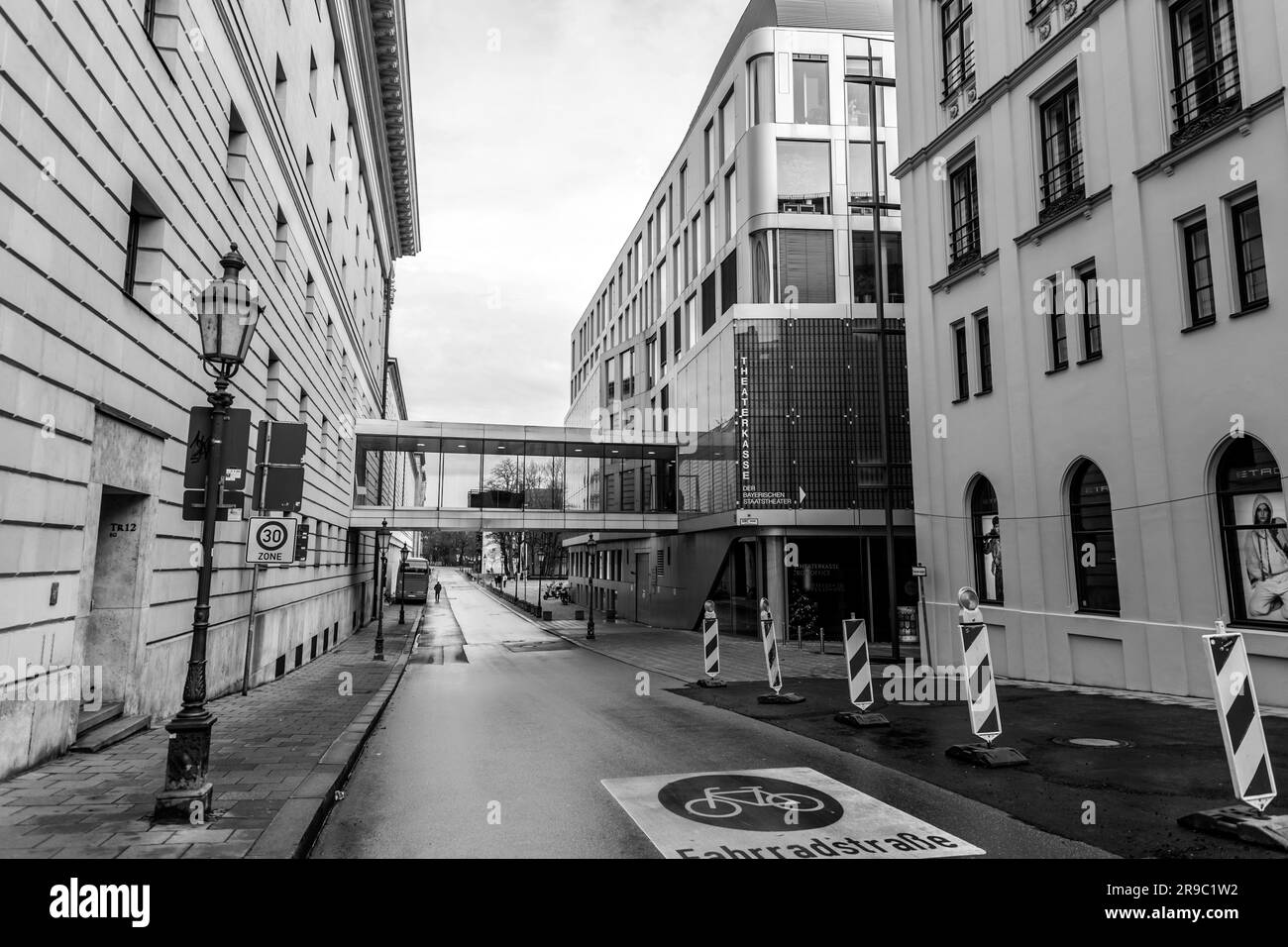 Munich, Allemagne - 25 décembre 2021 : architecture typique et vue sur la rue à Munich, la capitale de l'État bavarois d'Allemagne. Banque D'Images