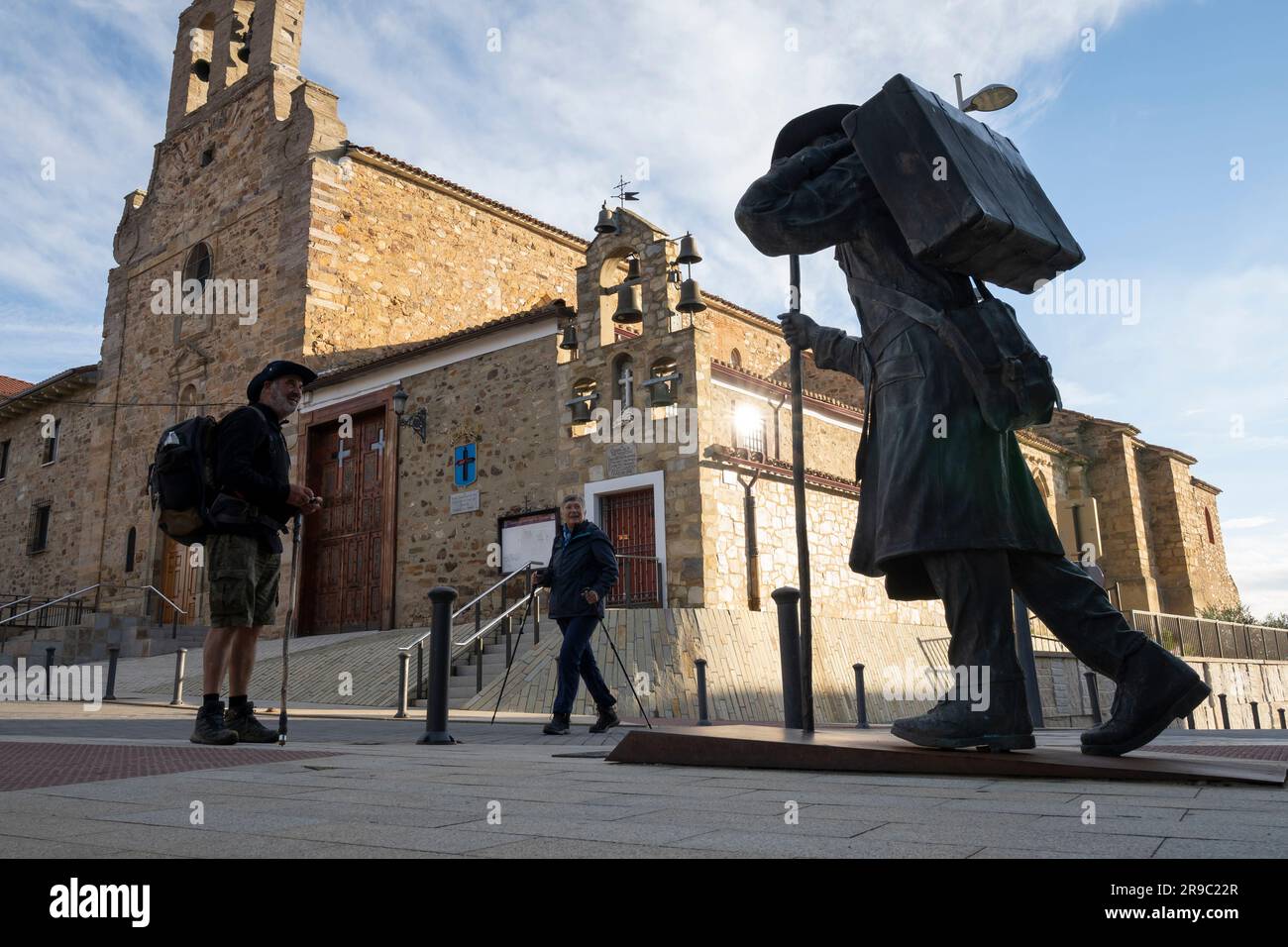 Les pèlerins des Camino Frances admirent la statue d'un pèlerin à l'Albergue de peregrinos Siervas de María à leur arrivée à Astorga, en Espagne. Ceci un Banque D'Images