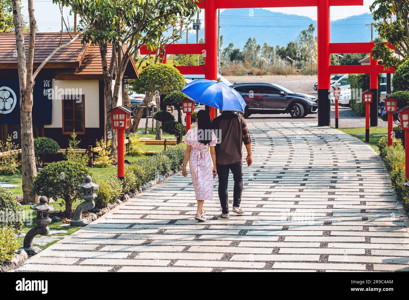 KANCHANABURI -THAÏLANDE, AVRIL 1 ,2023 : touristes non identifiés viennent visiter et prendre des photos avec restaurant et café avec un beau jardin décoré Banque D'Images