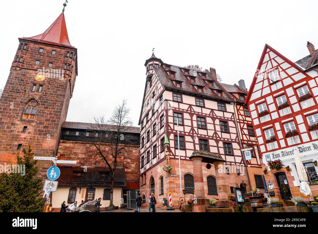 Nuremberg, Allemagne - 28 décembre 2021: Architecture générique et vue sur la rue depuis Albrecht Duerer Platz, Nuremberg, Bavière, Allemagne. Banque D'Images