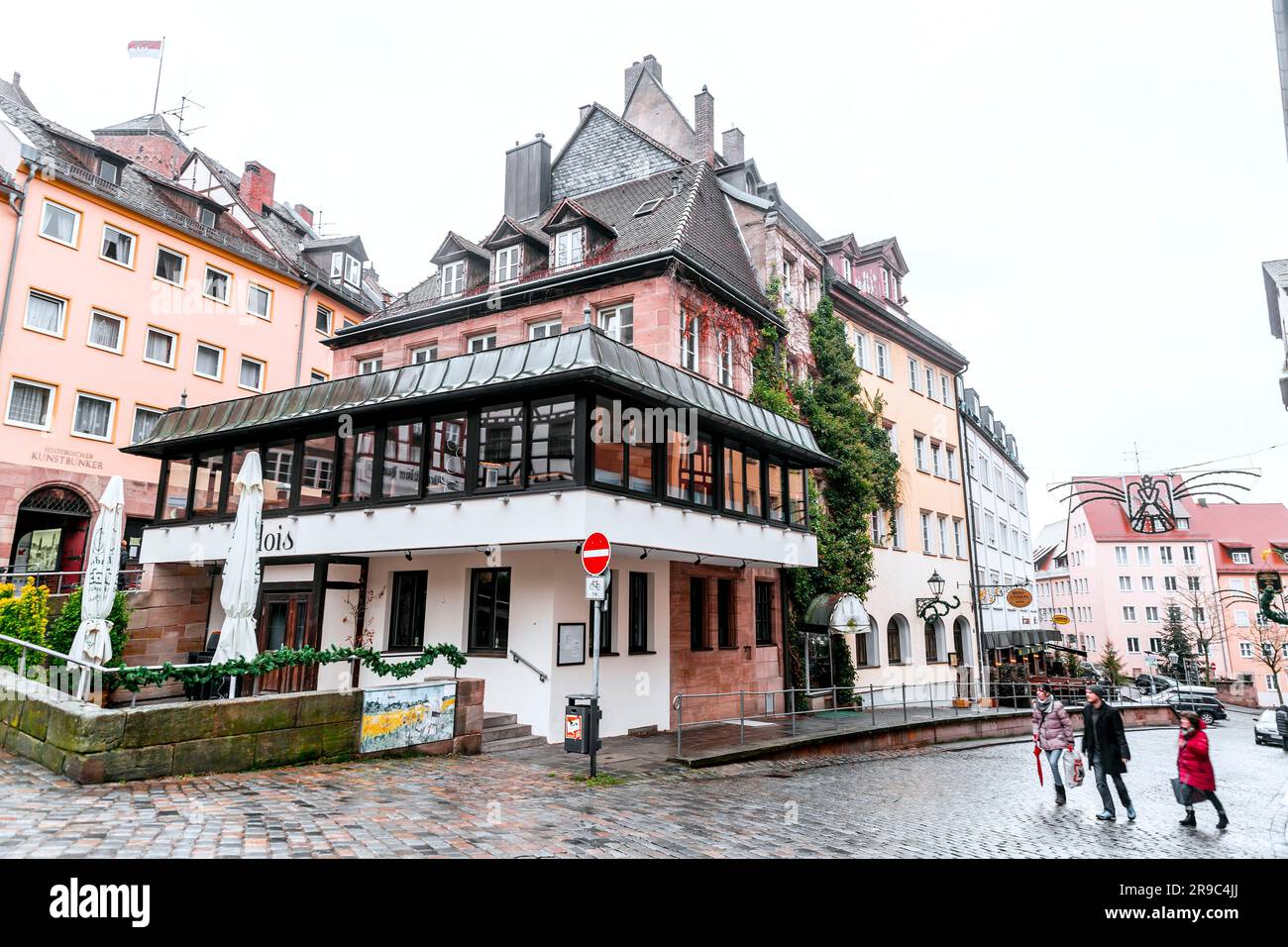 Nuremberg, Allemagne - 28 décembre 2021: Architecture générique et vue sur la rue depuis Albrecht Duerer Platz, Nuremberg, Bavière, Allemagne. Banque D'Images