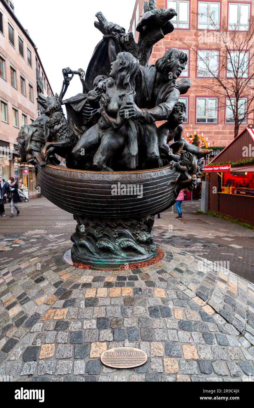 Nuremberg, Allemagne - DEC 28, 2021: Sculpture nommée Ship of Fools par Jurgen Weber basée sur l'allégorie satirique de Sebastian Brant. Banque D'Images