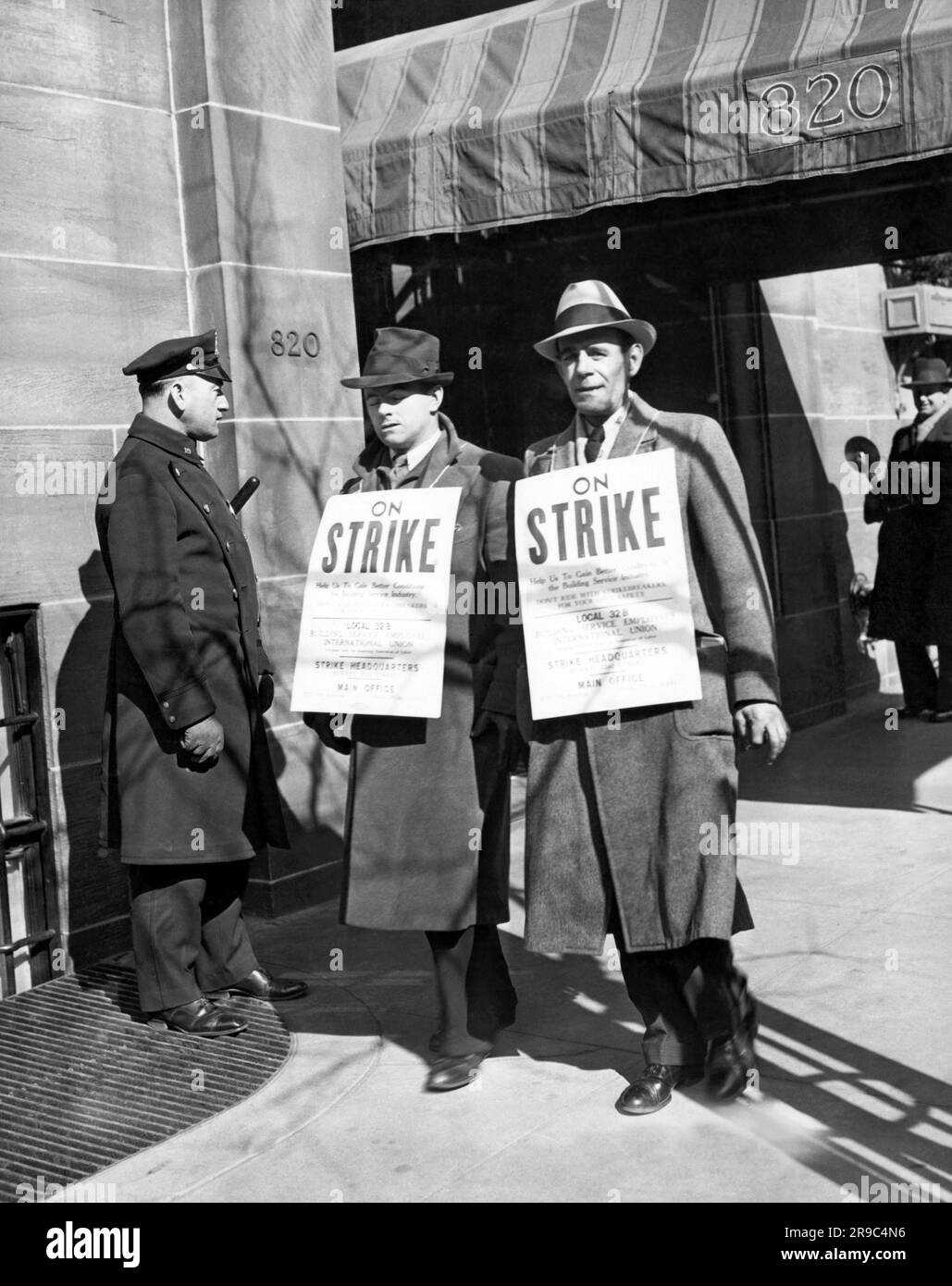New York, New York : c. 1938 employés de service International les membres de l'UNON picket devant la résidence du gouverneur Lehman, sur Park Ave Banque D'Images