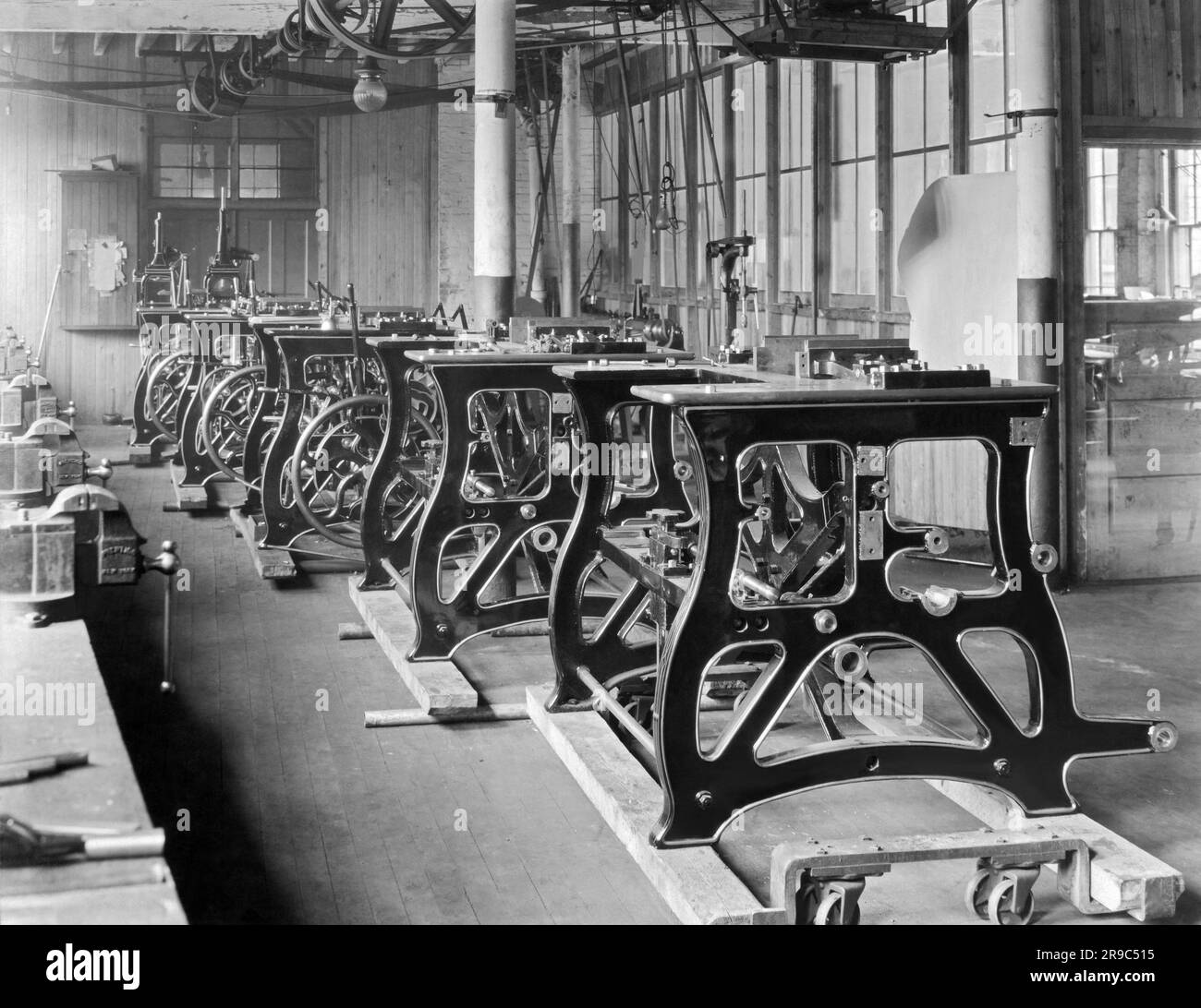 États-Unis : c. 1922 vue intérieure d'une usine qui construit des machines Brightland Box. Banque D'Images