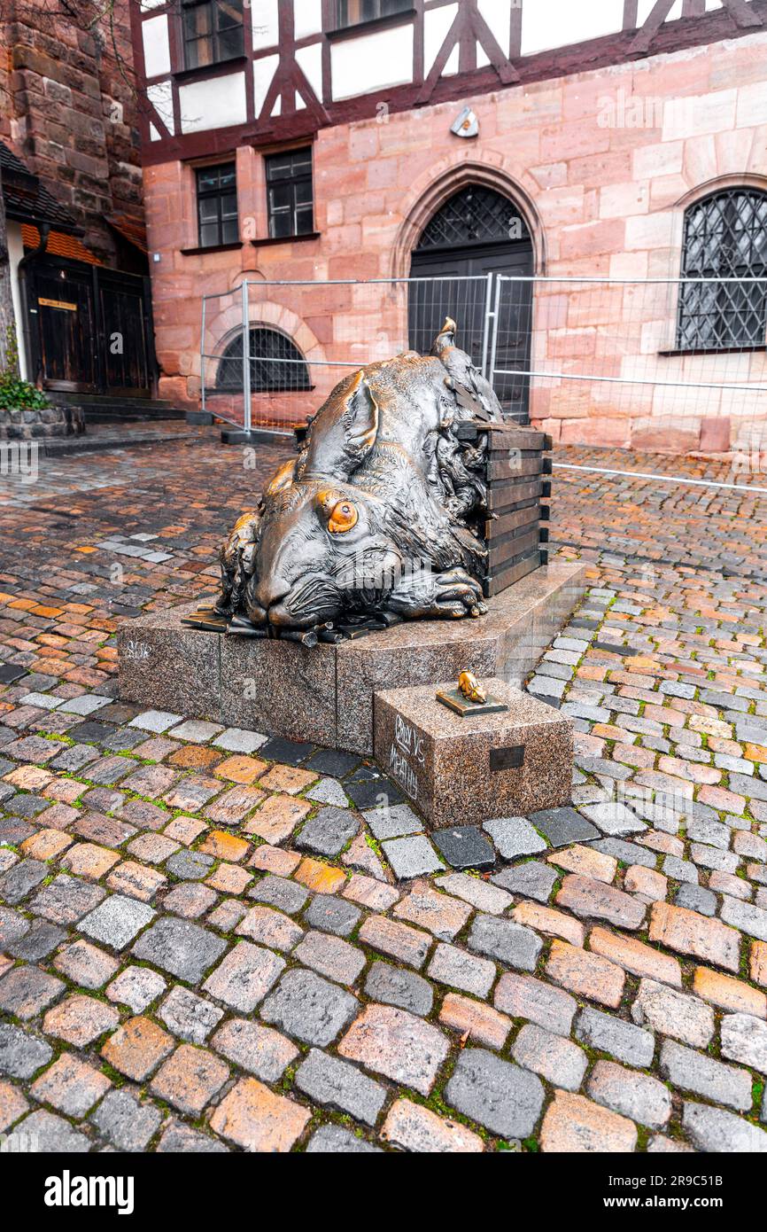 Nuremberg, Allemagne - 28 décembre 2021: La sculpture de Der Hase (le lièvre) de Jurgen Goertz à côté du Tiergaertnertor à Nuremberg, Bavière, Allemagne. Banque D'Images