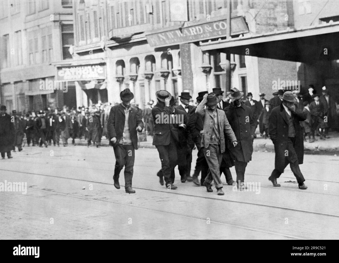 Indianapolis, Indiana: 1913 ont engagé des briseurs de grève avec leurs chapeaux tirés sur leurs visages en train d'être conduit d'un tramway et de retour à la compagnie de barnes. Banque D'Images