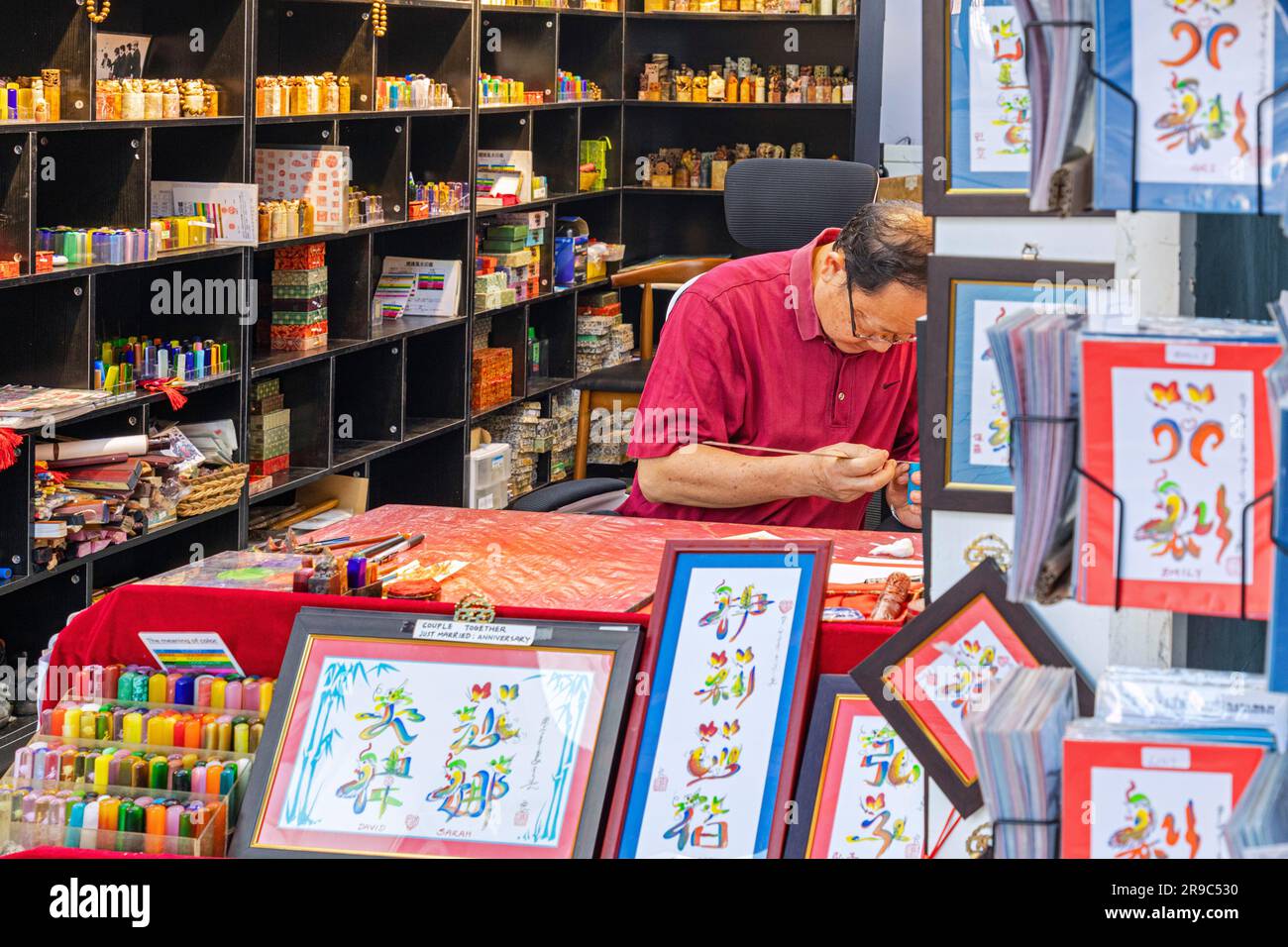 Signer l'écrivain et calligraphe travaillant dans la boutique de Stanley Market, Hong Kong, SAR, Chine Banque D'Images