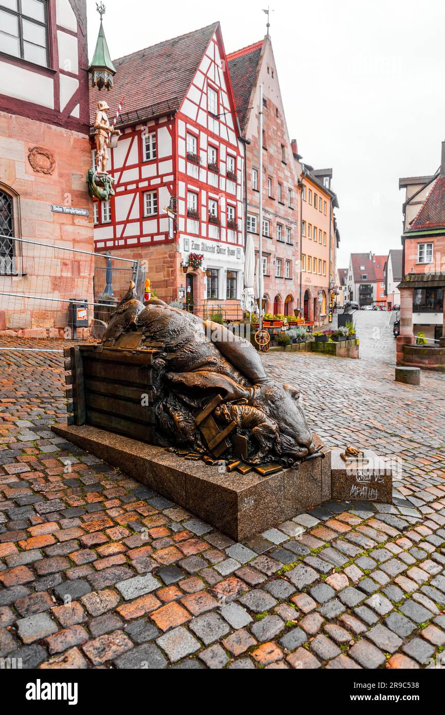 Nuremberg, Allemagne - 28 décembre 2021: La sculpture de Der Hase (le lièvre) de Jurgen Goertz à côté du Tiergaertnertor à Nuremberg, Bavière, Allemagne. Banque D'Images