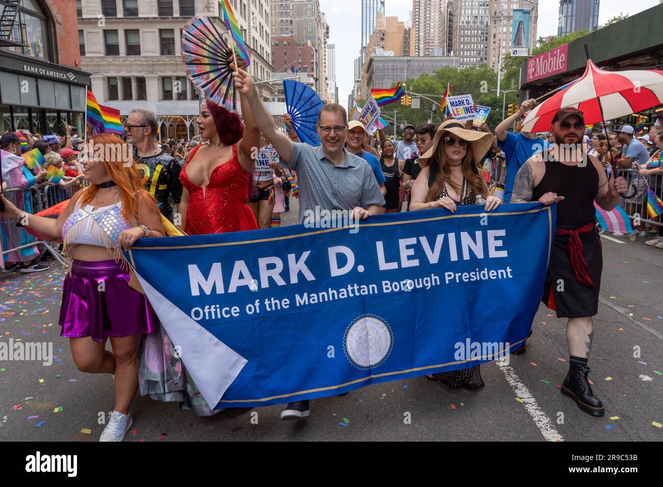 NEW YORK, NEW YORK - JUIN 25 : le président de Manhattan Mark D. Levine (C) participe à la cérémonie annuelle de la parade de la fierté de la ville de New York sur 25 juin 2023 à New York. Banque D'Images