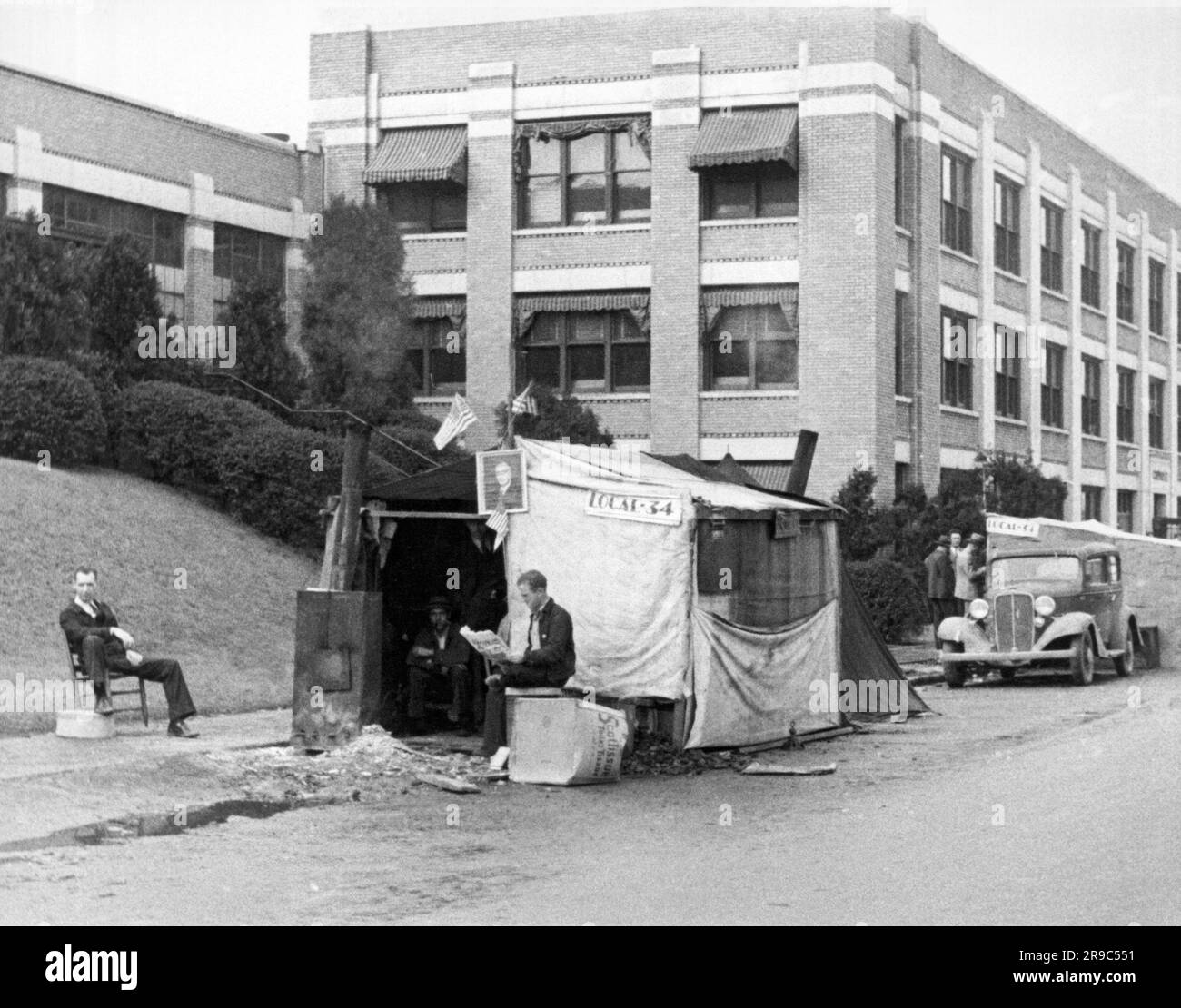 Flint, Michigan : 1937 une partie des 200 000 travailleurs automobiles de General Motors en grève. Banque D'Images