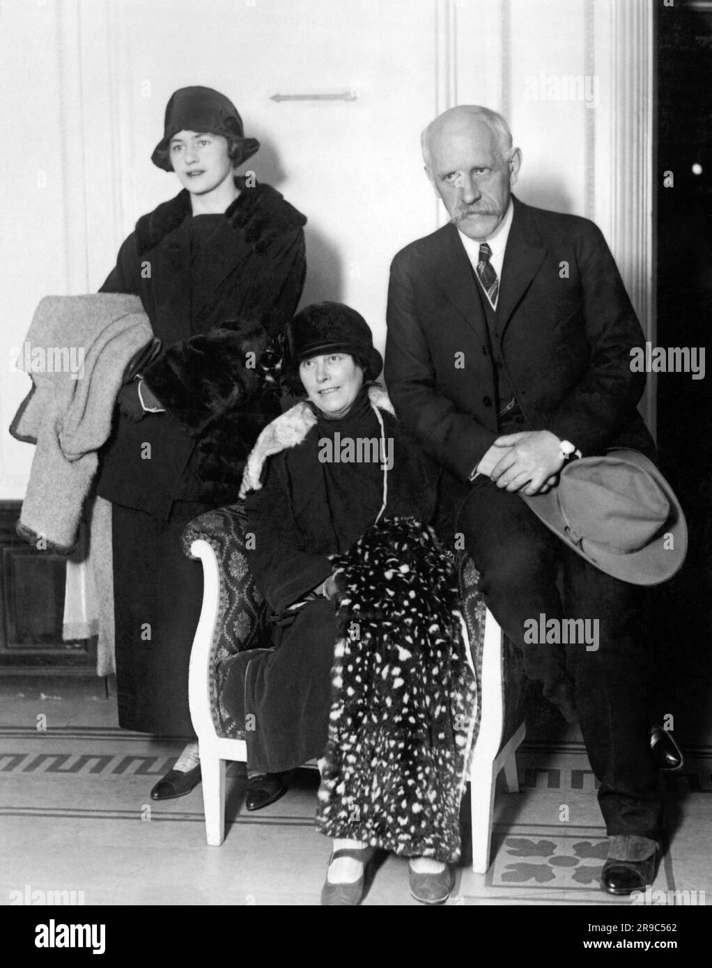 New York, New York: 2 novembre 1923 a noté l'explorateur norvégien de l'Arctique et prix Nobel de la paix Dr Fridtjof Nansen alors qu'il arrive aux États-Unis avec sa femme et sa fille pour donner une série de conférences sur l'Europe. Banque D'Images New York, New York: 2 novembre 1923 a noté l'explorateur norvégien de l'Arctique et prix Nobel de la paix Dr Fridtjof Nansen alors qu'il arrive aux États-Unis avec sa femme et sa fille pour donner une série de conférences sur l'Europe. Banque D'Images
