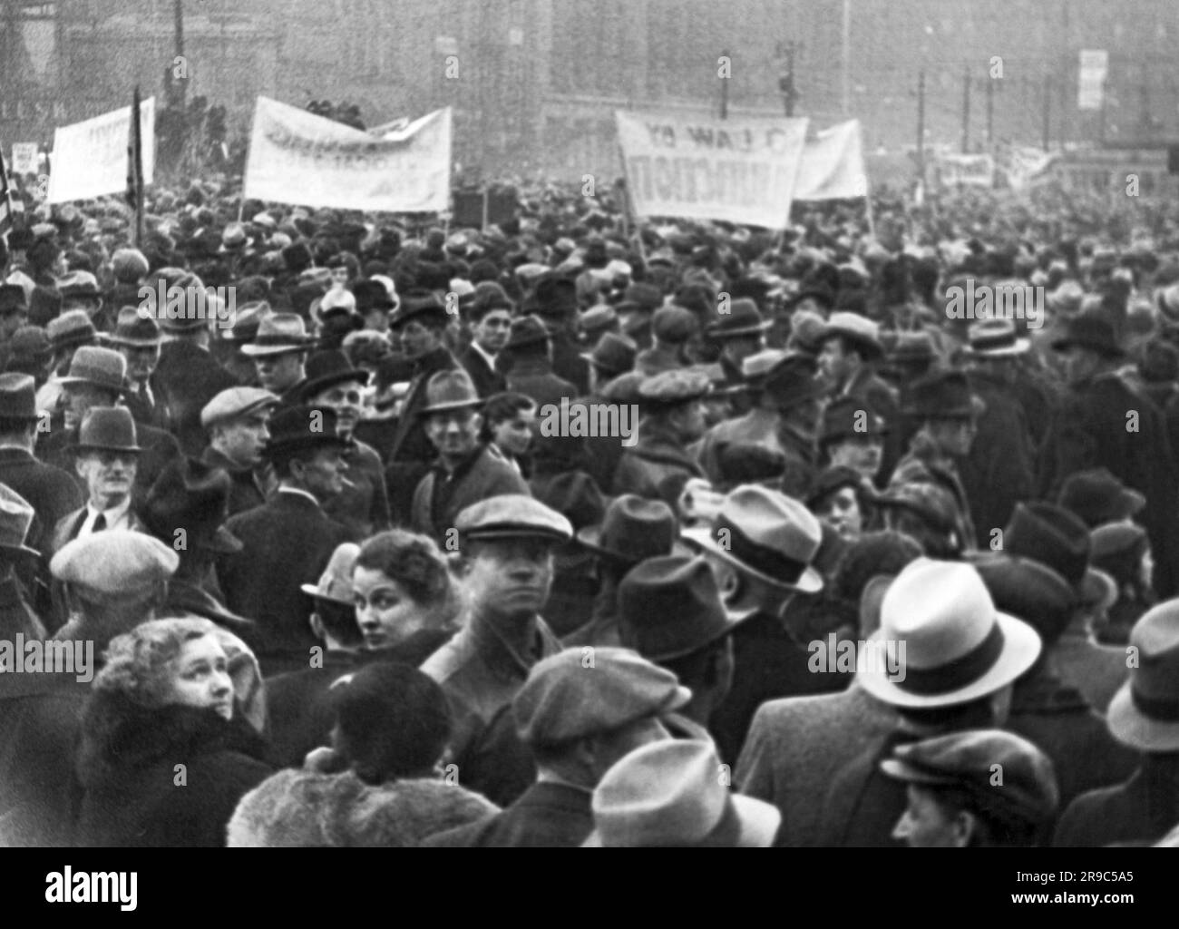 Detroit, Michigan : 1936 une partie de la foule de 100 000 travailleurs syndicaux de l'automobile se sont réunis à Cadillac Square pour manifester contre les ordonnances du tribunal pour l'expulsion des grévistes de la rue. Banque D'Images
