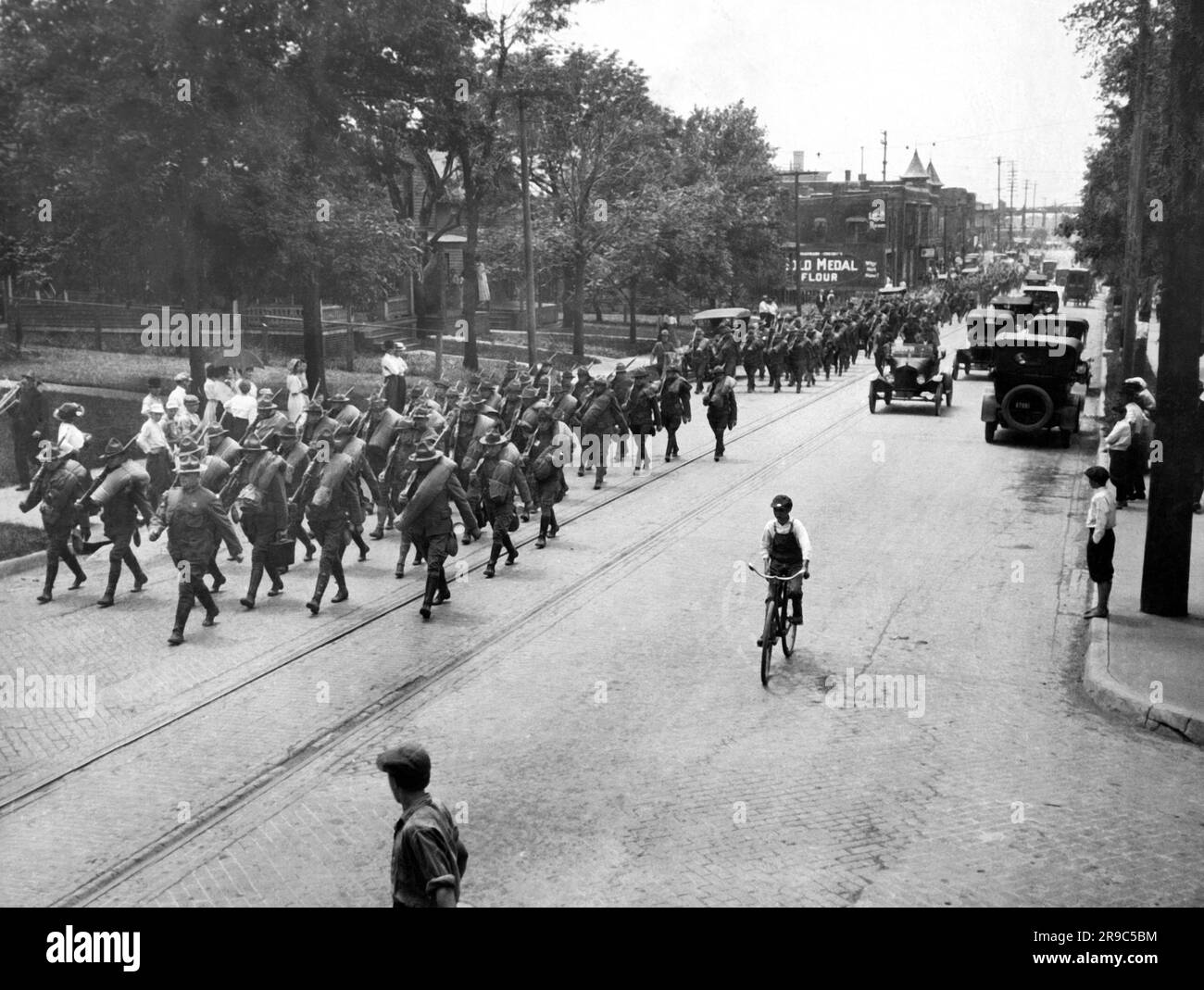 Bloomington, Illinois: 9 juillet 1917 la deuxième artillerie de l'Illinois marchant dans les rues pour maintenir l'ordre pendant la grève des voitures de rue. Banque D'Images