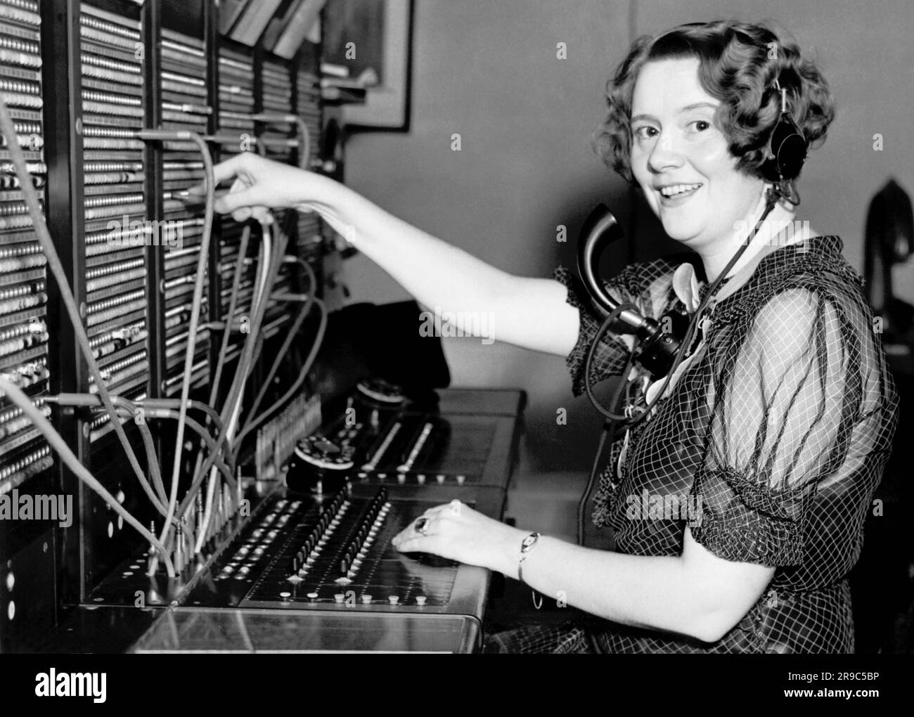 Washington, D.C.: 20 août 1936 la seule fille hello japonaise de Washington aide à l'hôtel Mayflower tandis qu'un escadron d'entraînement naval japonais en fait leur siège pour leur séjour dans la capitale. Elle travaille normalement à l'ambassade japonaise. Banque D'Images