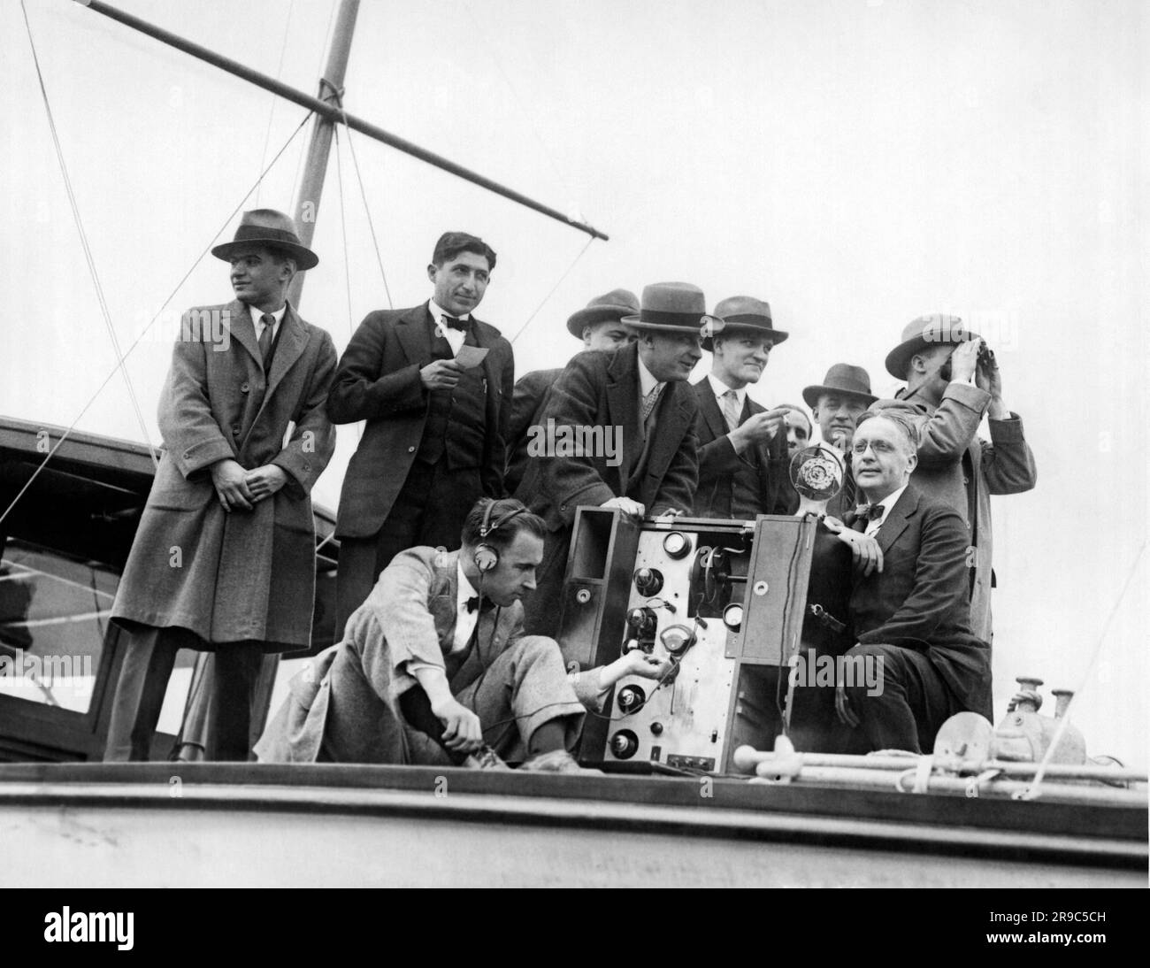 New York, New York, 1925 matériel d'essai sur le yacht 'Elce' à partir duquel la régate d'aviron de la coupe Childs sur la rivière Harlem sera diffusée à la nation par le major Andrew White via la radio Corporation of America. Banque D'Images