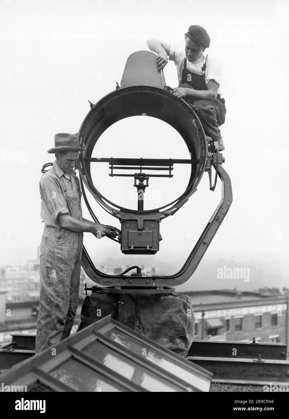 Washington, D.C.: Les travailleurs de 22 juillet 1929 installent le nouveau demi-million de flambeau à bougie au-dessus de l'hôtel Wardman Park pour fournir des conseils aux aviateurs arrivant la nuit dans la capitale du pays. Banque D'Images
