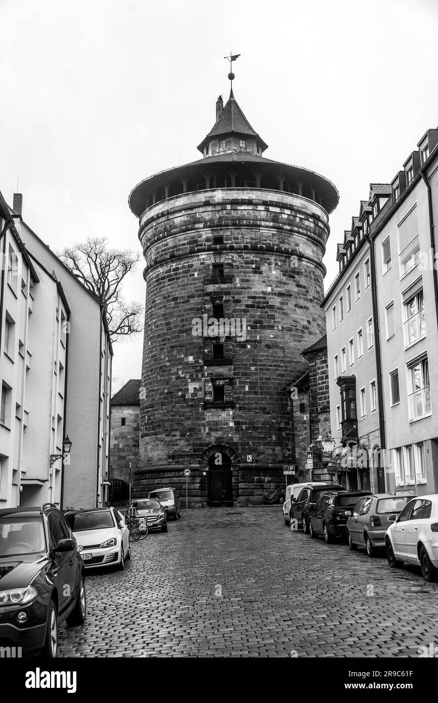 Nuremberg, Allemagne - 28 décembre 2021: La tour de la nouvelle porte, Neutorturm dans la vieille ville de Nuremberg, Bavière, Allemagne. Banque D'Images