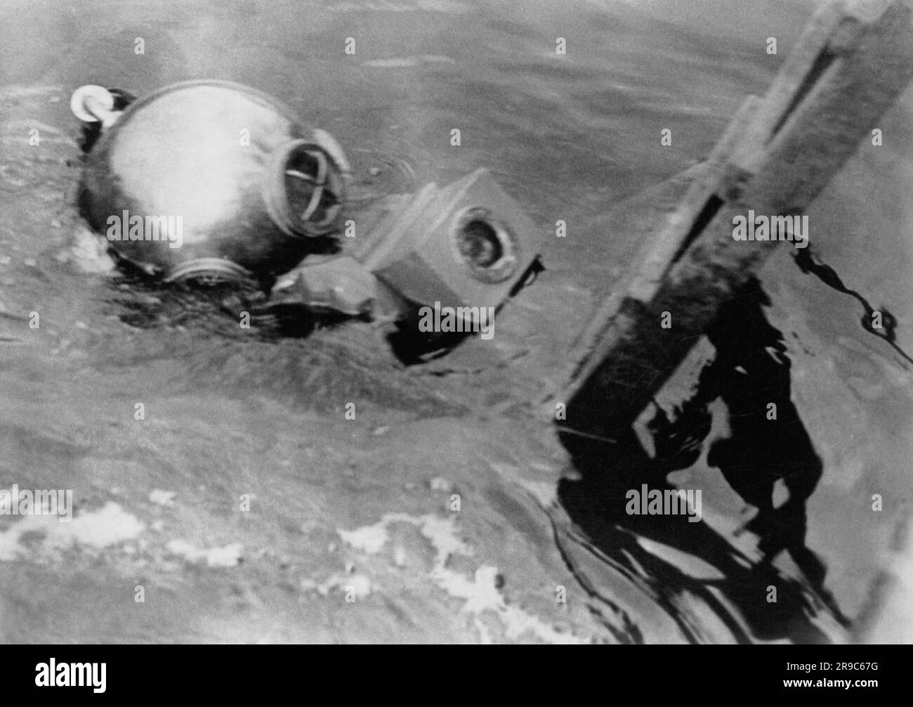 Berlin, Allemagne: c. 1932 le photographe et photojopurnaliste Willie Ruge se prépare à prendre les premières photographies sous-marines à l'extérieur d'une cloche de plongée. Ruge a commenté : « descendre avec notre appareil photo a été une tâche incroyable. Indépendamment de nos chaussures de 36 livres et de nos costumes de 284 livres, nous ne pourrions pas pour la vie de nous maintenir une position perpendiculaire. Banque D'Images