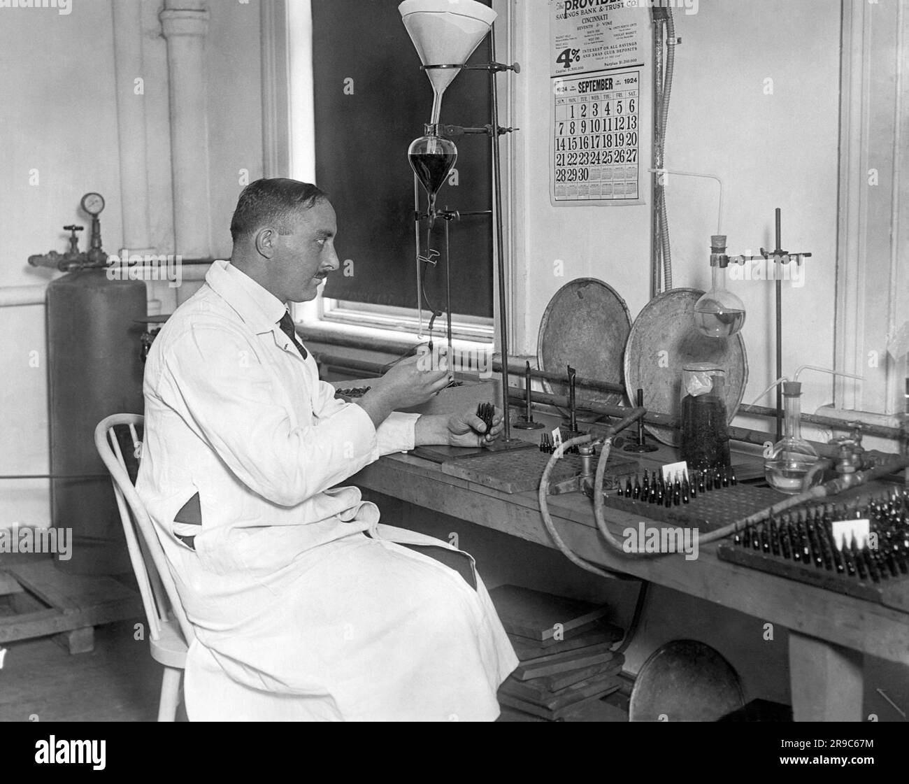 New York, New York: 25 septembre 1924 Un technicien plaçant des lipoïdes en capsules pour injection dans le corps humain pour traiter l'héroïne et la morphine addiction. La méthode de traitement a été perfectionnée par le Dr Alexander Horowitz, professeur à l'Université Royal Kings de Budapest. Banque D'Images