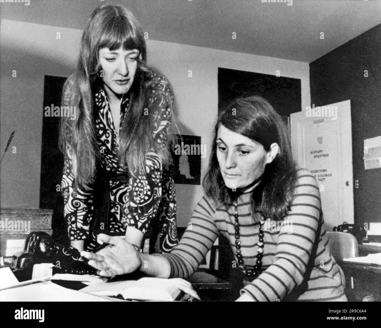 Washington, D.C.: 24 octobre 1971 Mme Frances Goldman (L) et Mme Renee Taft passent par quelques papiers pour leur organisme à but non lucratif, 'Distaff Staffers', qui trouve des emplois professionnels à temps partiel pour les femmes mariées avec des familles. Banque D'Images