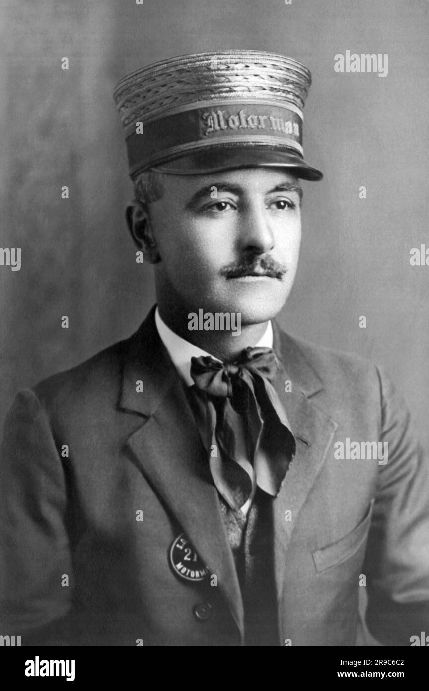 États-Unis : c. 1895 Portrait d'un homme dans son uniforme de voiture de rue Motorman. Banque D'Images